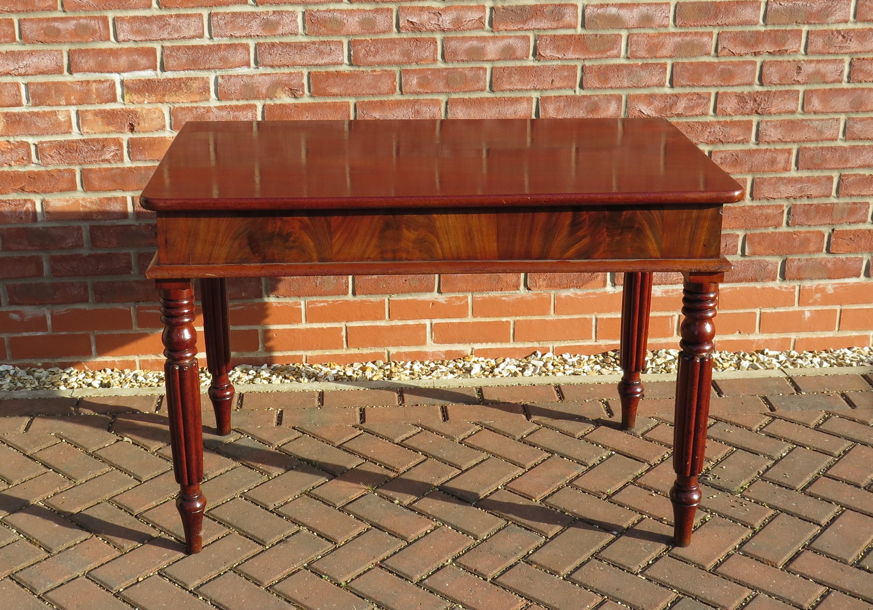 English Regency Period Extending Dining Table with centre pedestal,  Circa 1810 In Good Condition In Lincoln, Lincolnshire
