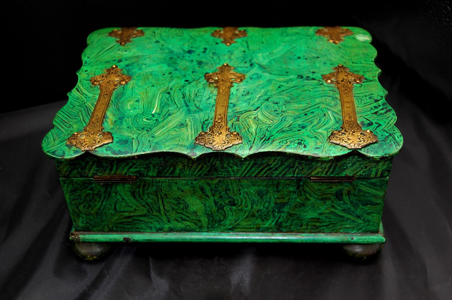 English Regency Period Faux Malachite and Engraved Brass Dressing Box Circa 1815 In Good Condition In Wells, ME