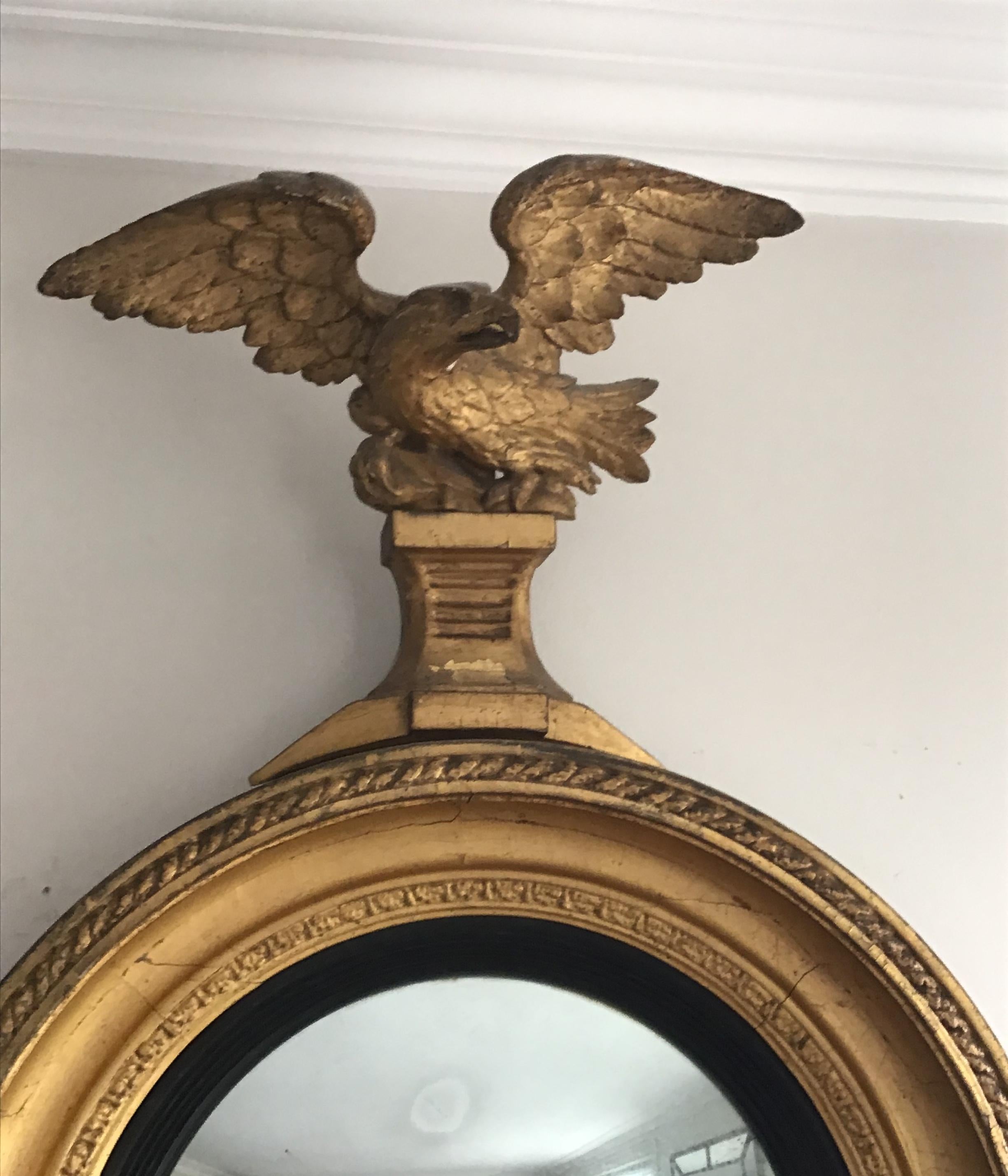 English Regency Period Giltwood Convex Wall Mirror with Eagle Crest In Good Condition For Sale In London, GB