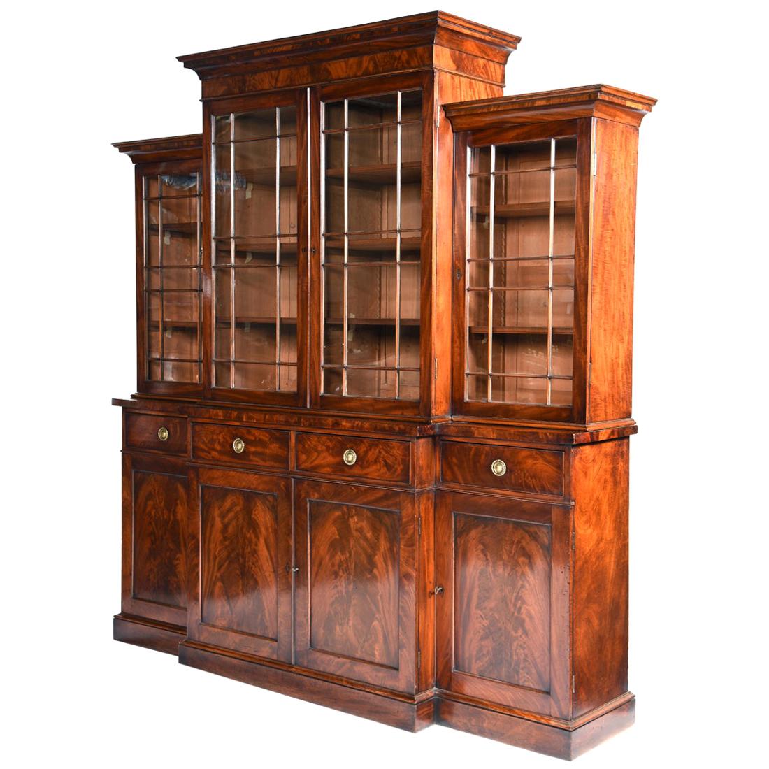 English Regency Period Mahogany Breakfront Bookcase of Smaller Scale, circa 1810 For Sale