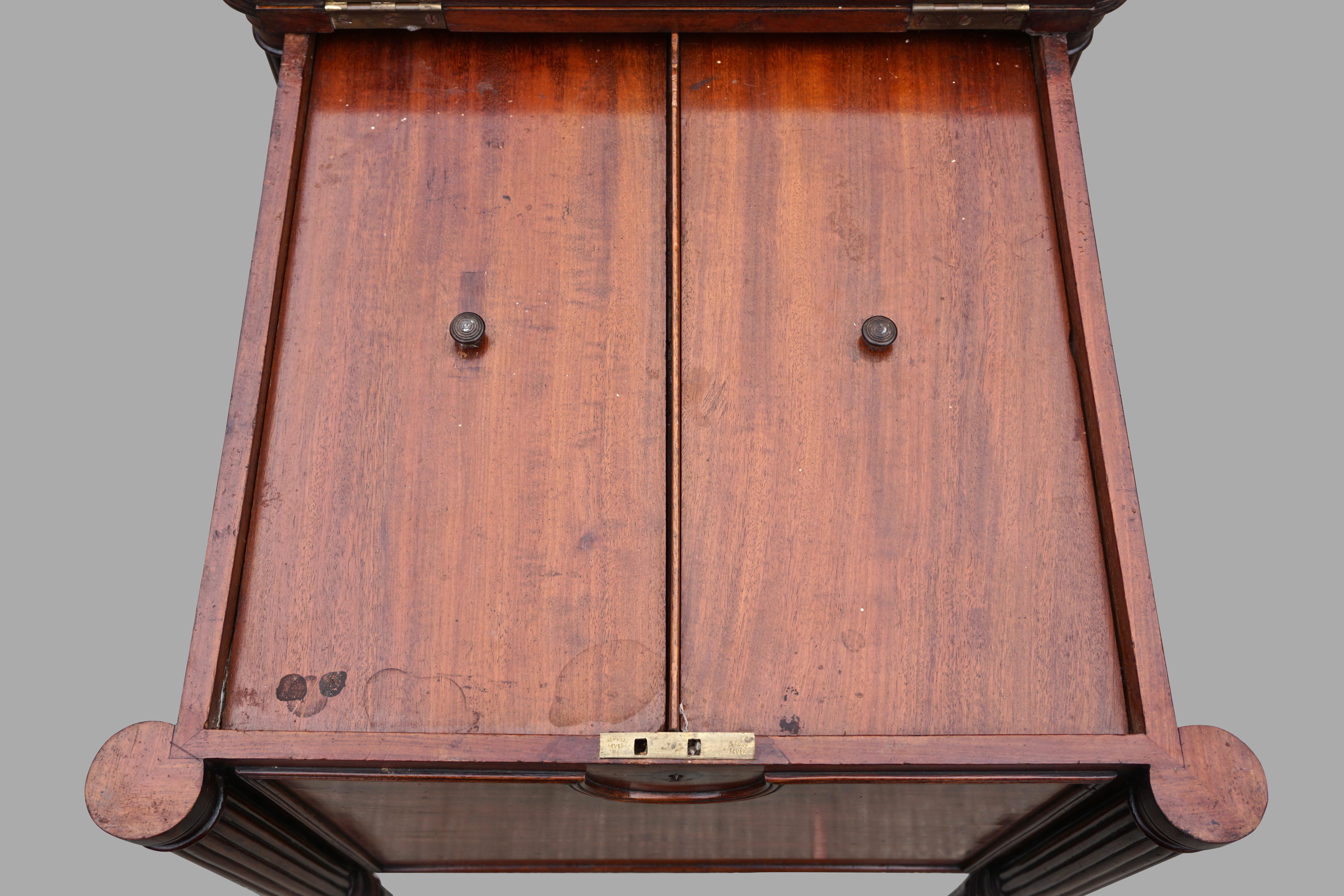 English Regency Period Mahogany Cellarette in the Manner of Gillows In Good Condition In San Francisco, CA