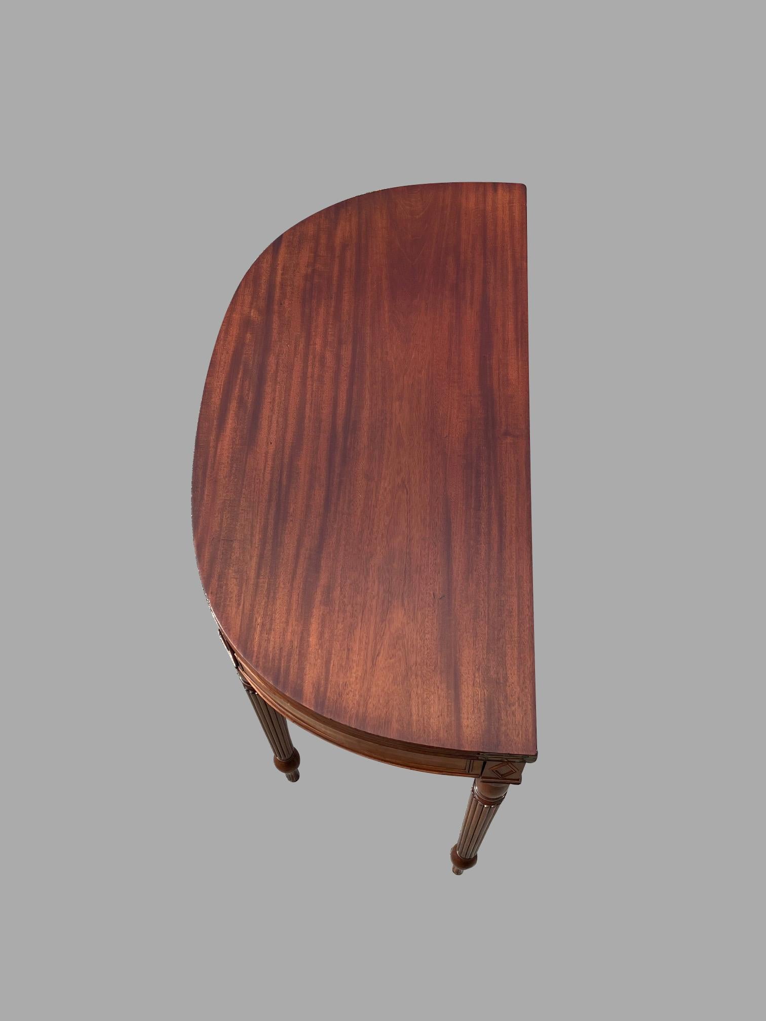 English Regency Period Mahogany Flip Top Game or Tea Table with Reeded Legs In Good Condition For Sale In San Francisco, CA