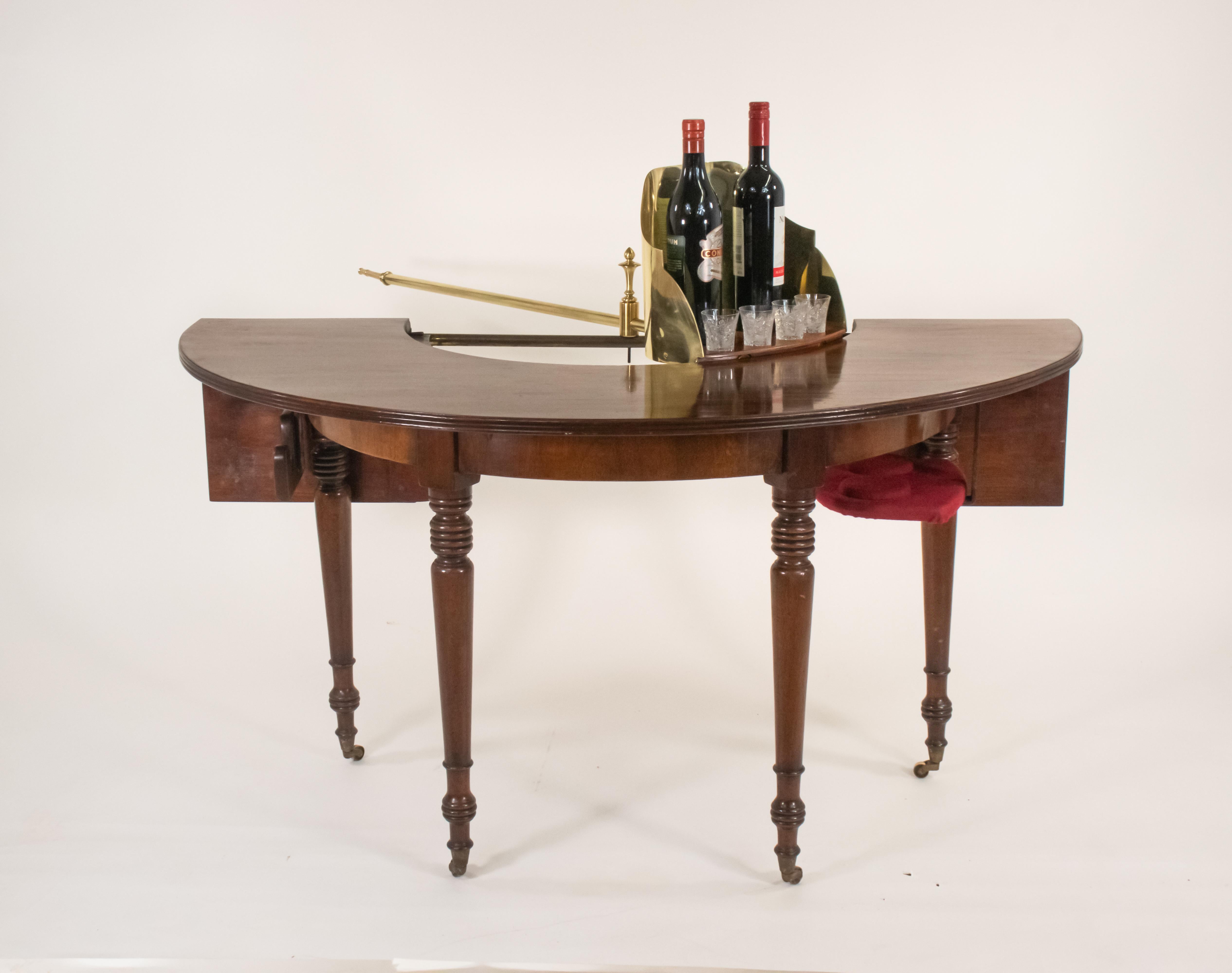 Englischer Mahagoni- Hufeisen- Jagd-Sofatisch aus der Regency-Periode mit maßgefertigter Aufbewahrung im Angebot 14