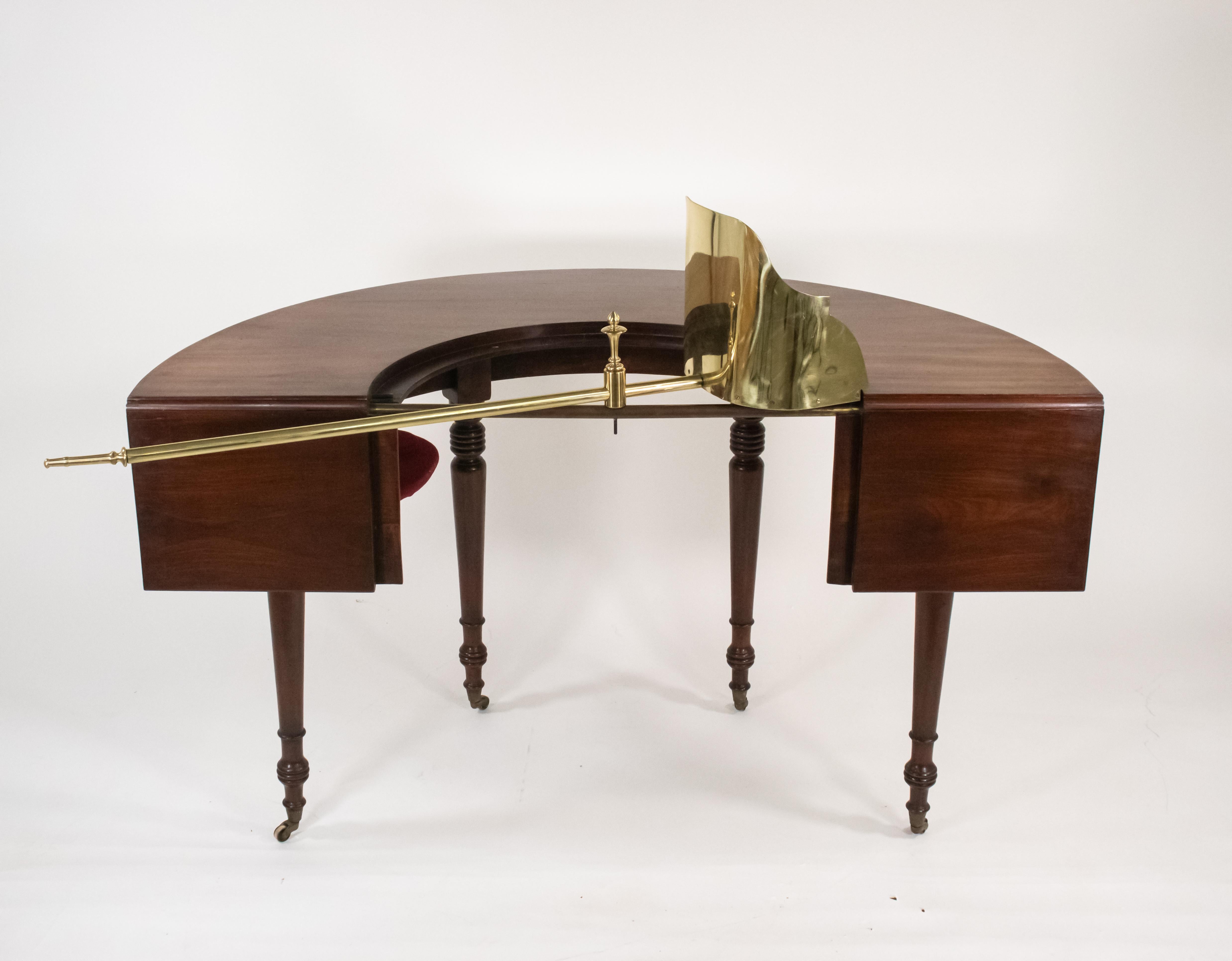 Englischer Mahagoni- Hufeisen- Jagd-Sofatisch aus der Regency-Periode mit maßgefertigter Aufbewahrung im Zustand „Gut“ im Angebot in Chicago, IL