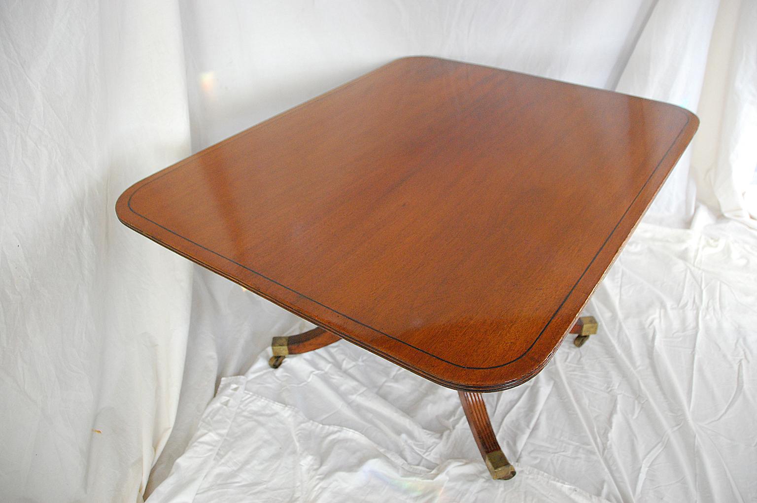 English Regency Period Mahogany Single Pedestal Dining Table with Ebony Stringin In Good Condition For Sale In Wells, ME