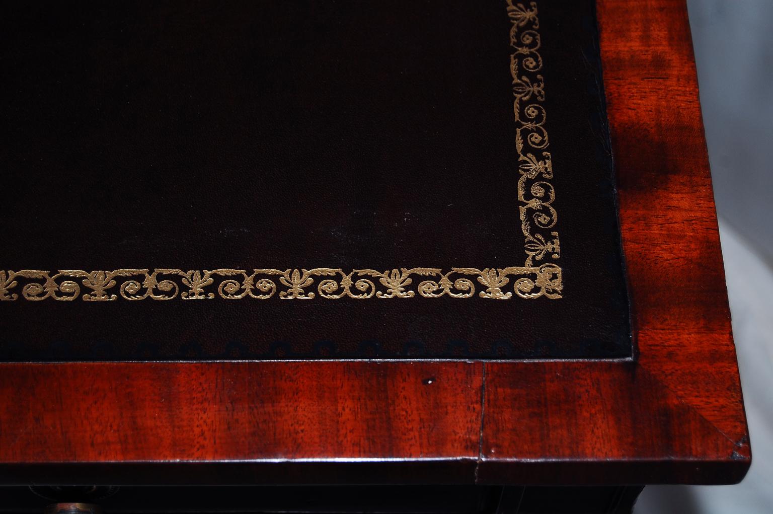 Table d'écriture en acajou de la période Régence anglaise, avec piédestaux de 33 pouces de large Bon état - En vente à Wells, ME