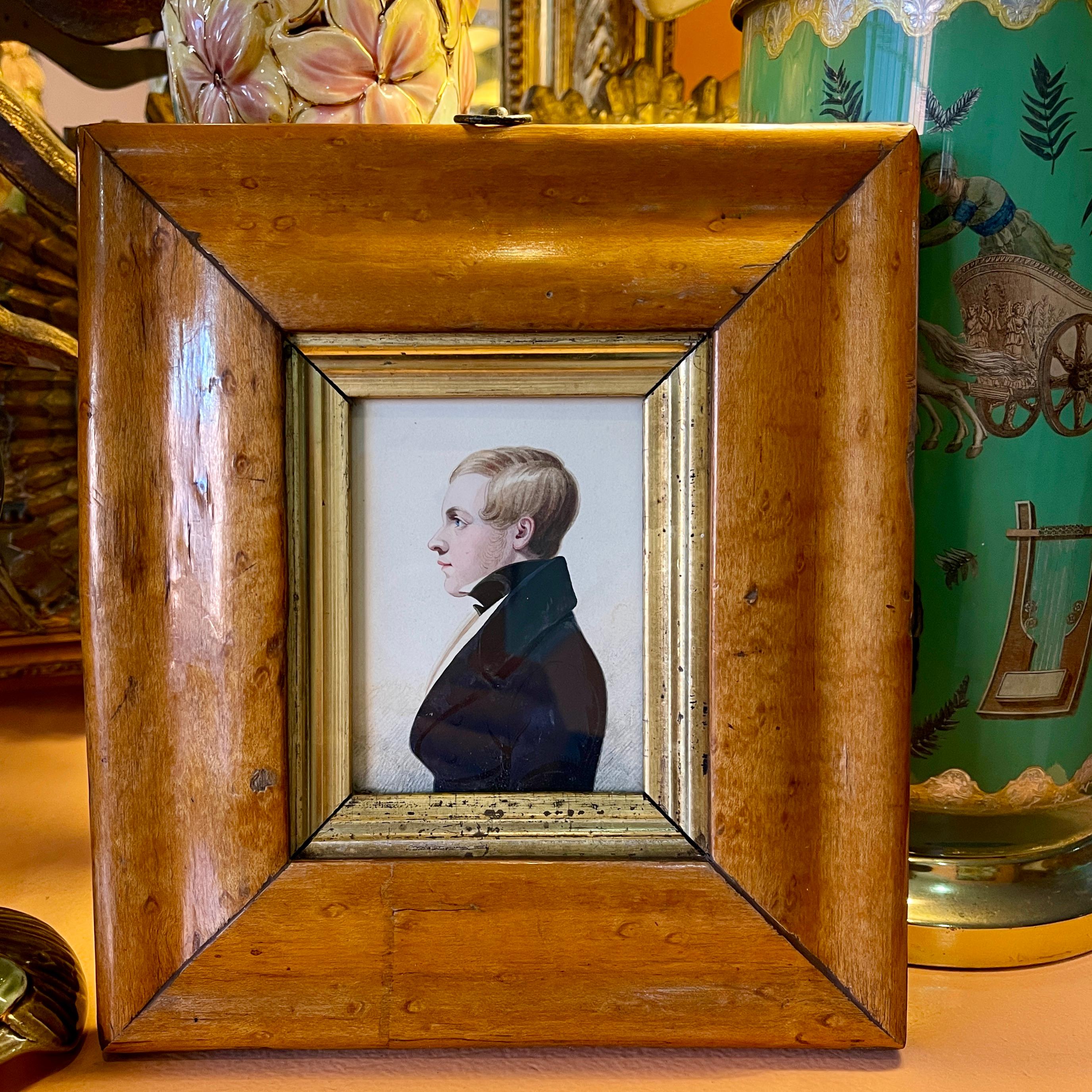 Anglais Portrait d'un jeune homme dans un cadre en bois de fruitier, aquarelle originale d'époque Régence anglaise en vente