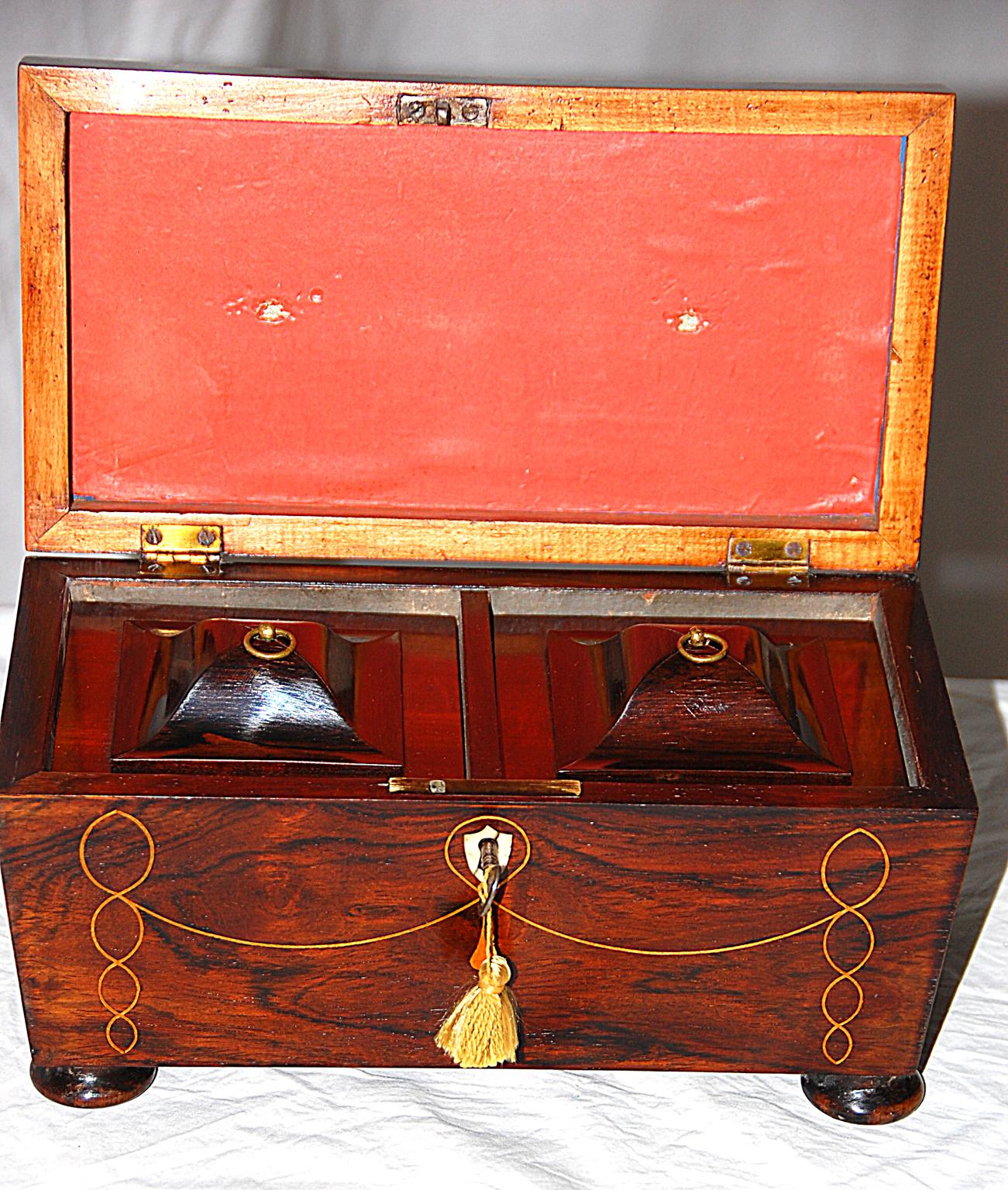 Early 19th Century English Regency Period Rosewood Tea Caddy with Boxwood Shell and Line Inlay