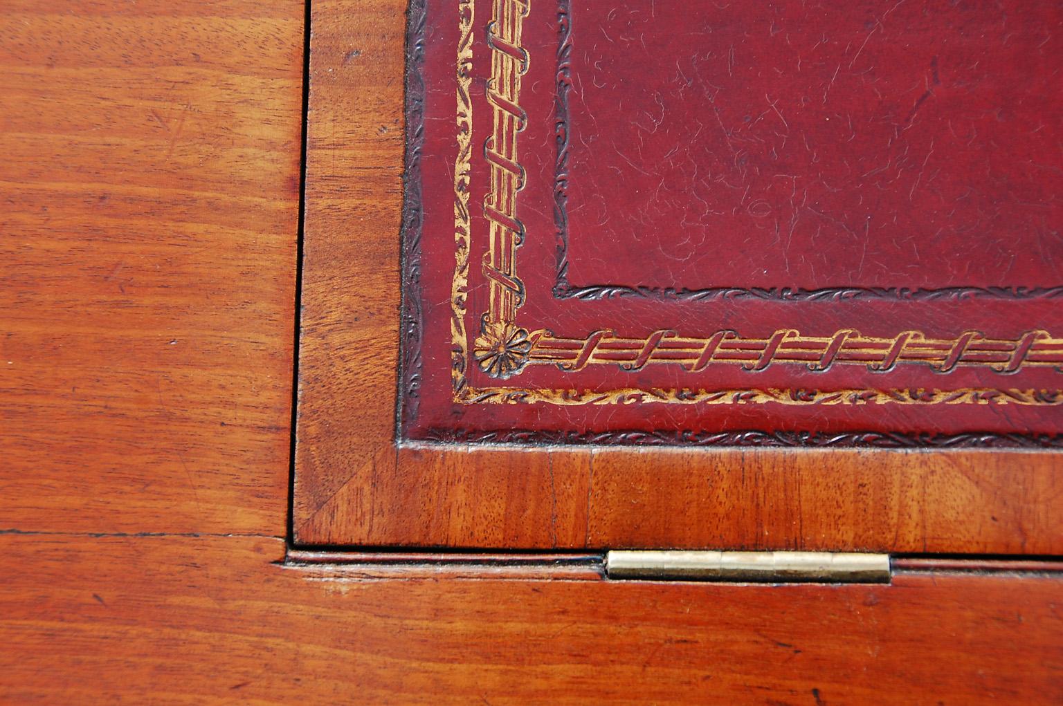 Table à écrire en forme de rein en bois de citronnier d'époque Régence anglaise avec incrustation en cuir en vente 2