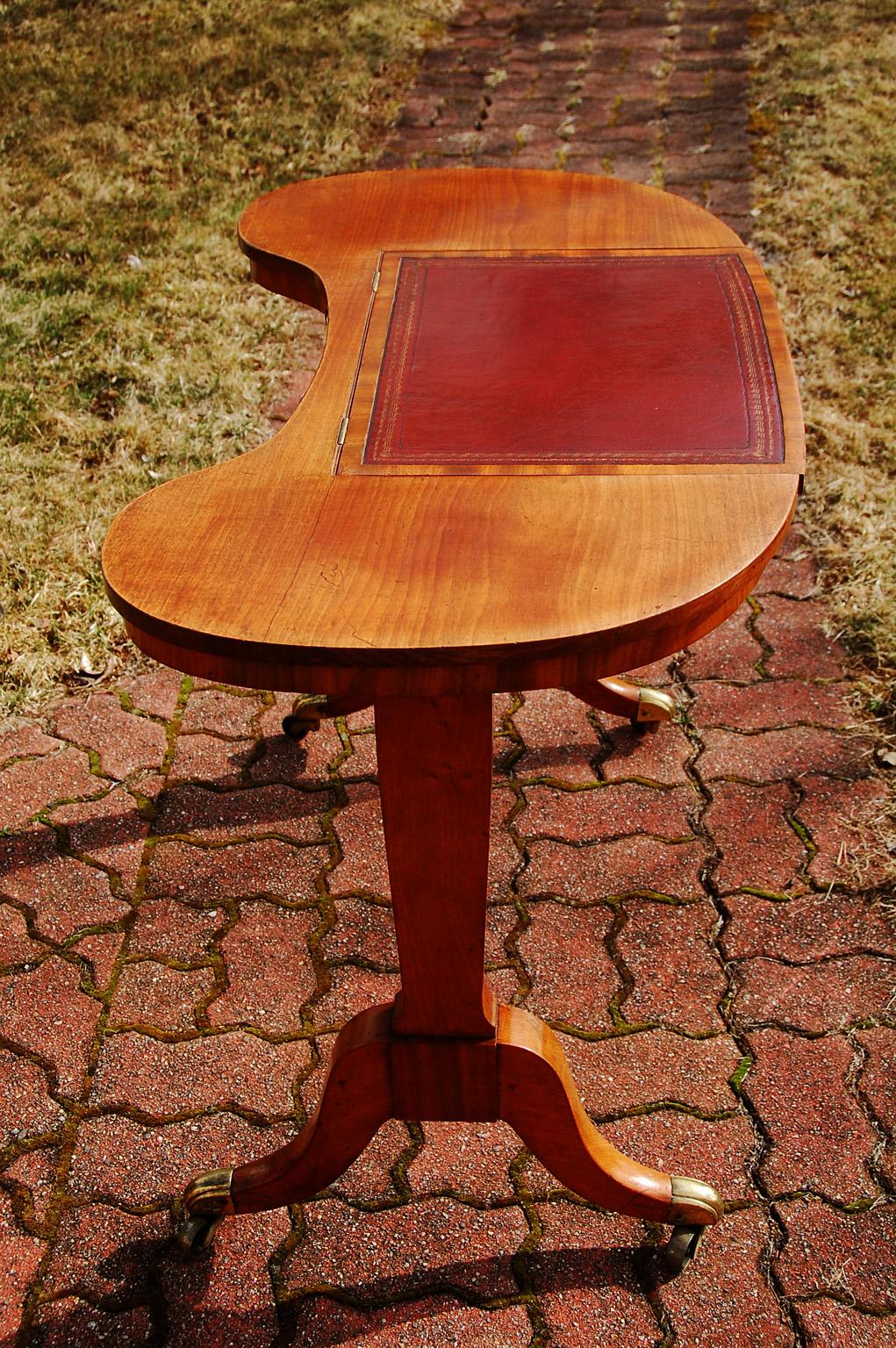 English Regency Period Satinwood Kidney Shaped Writing Table with Leather Inlay In Good Condition For Sale In Wells, ME