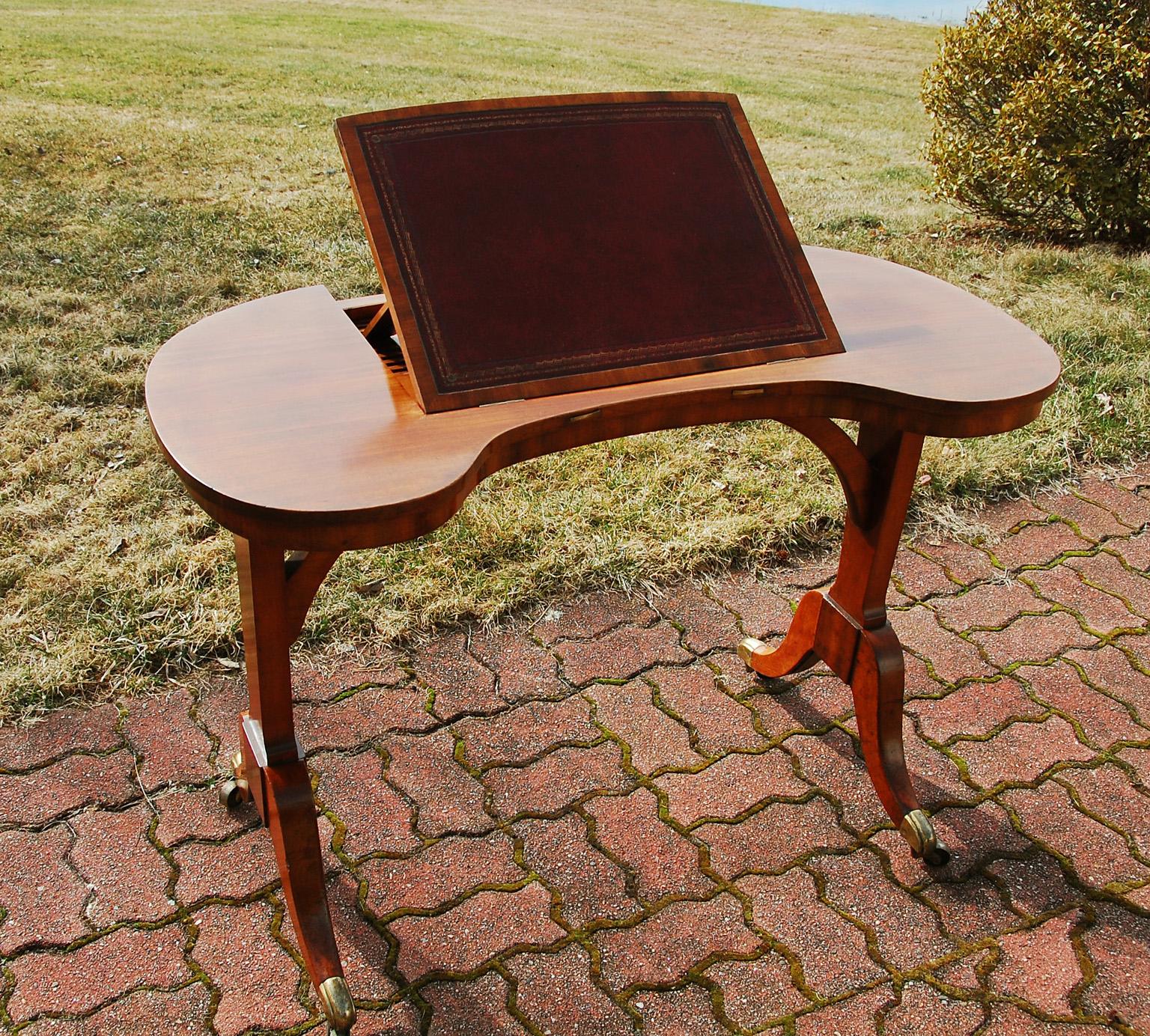 Regency Table à écrire en forme de rein en bois de citronnier d'époque Régence anglaise avec incrustation en cuir en vente