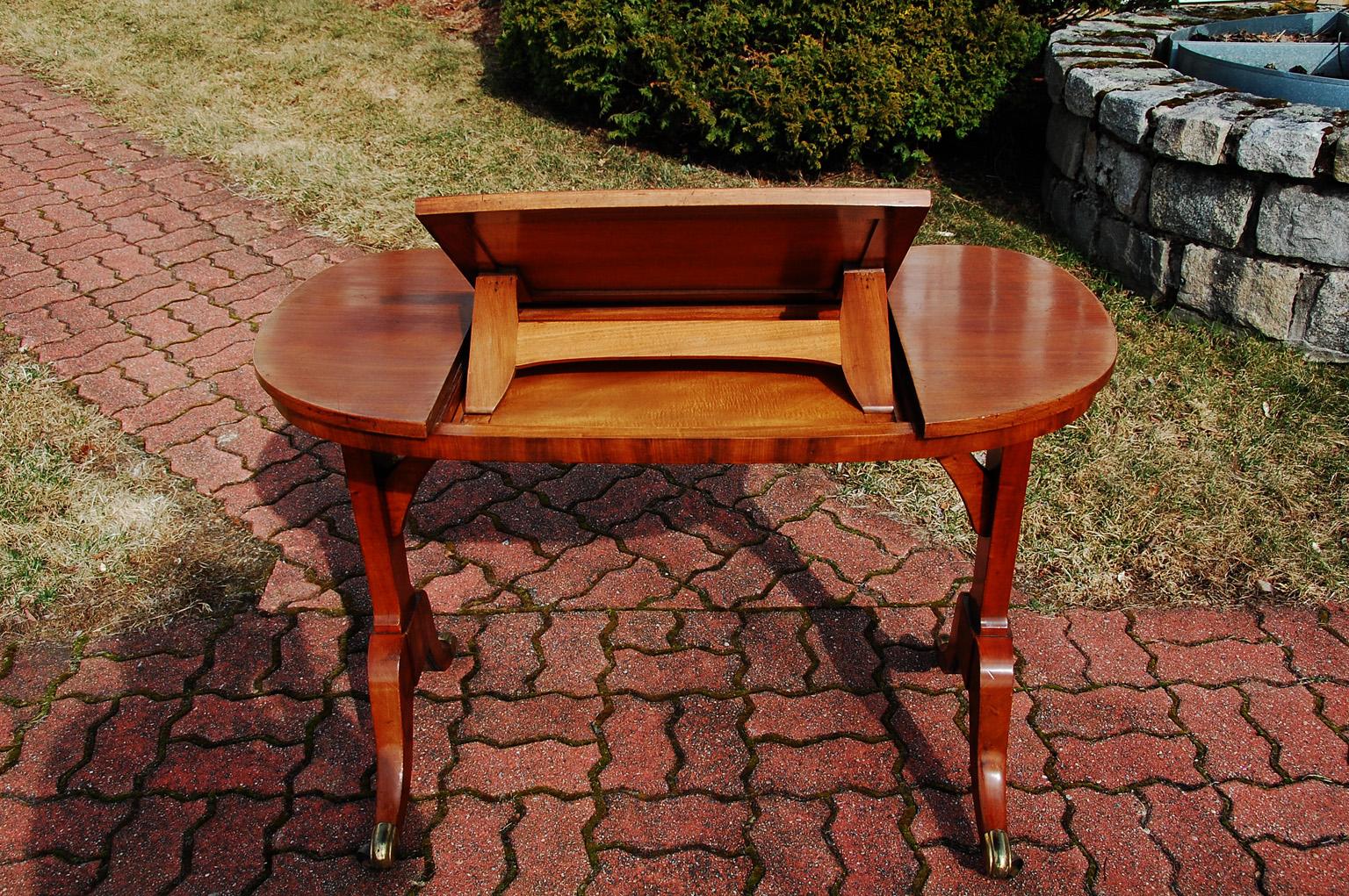 English Regency Period Satinwood Kidney Shaped Writing Table with Leather Inlay For Sale 1