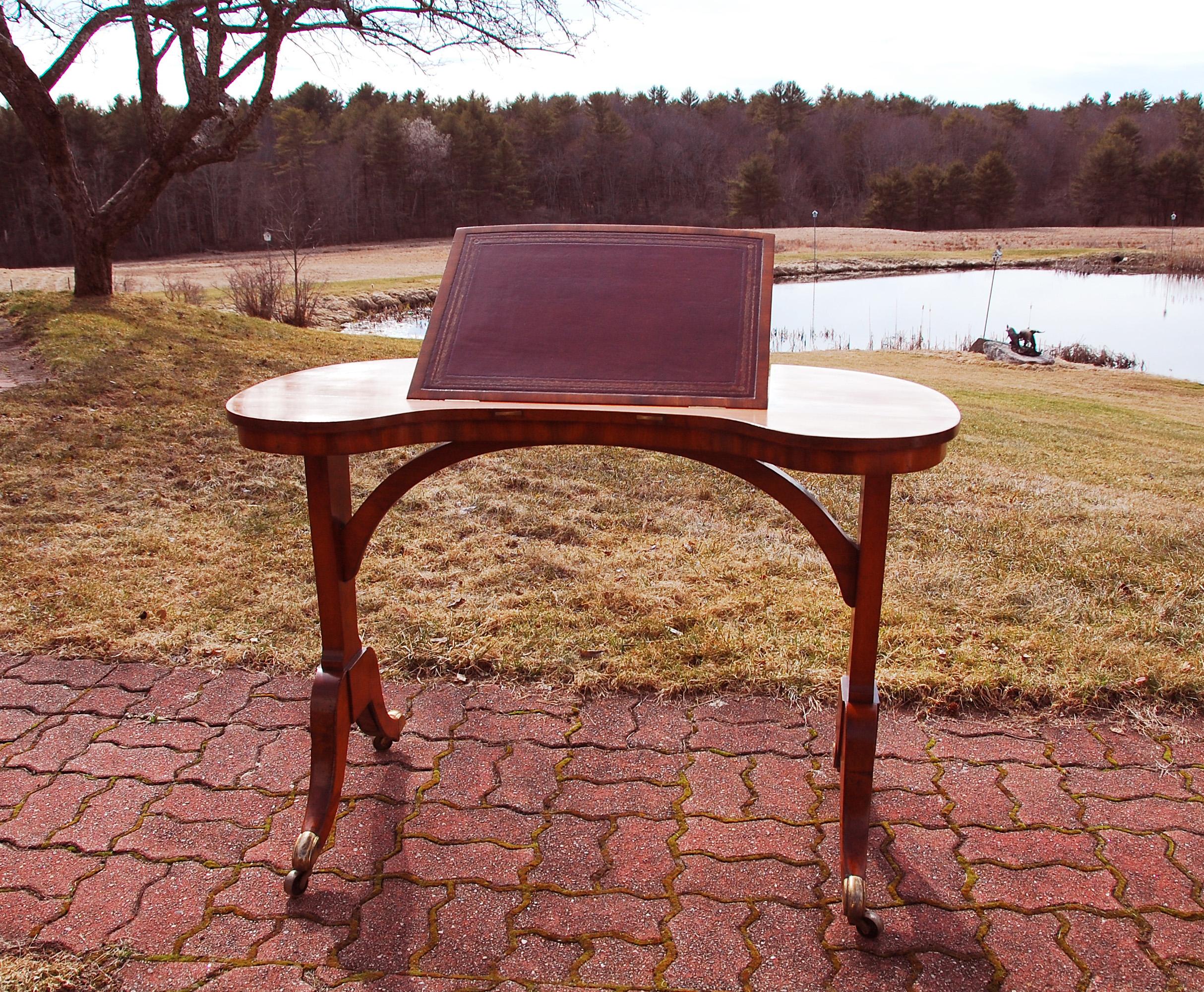 Début du XIXe siècle Table à écrire en forme de rein en bois de citronnier d'époque Régence anglaise avec incrustation en cuir en vente