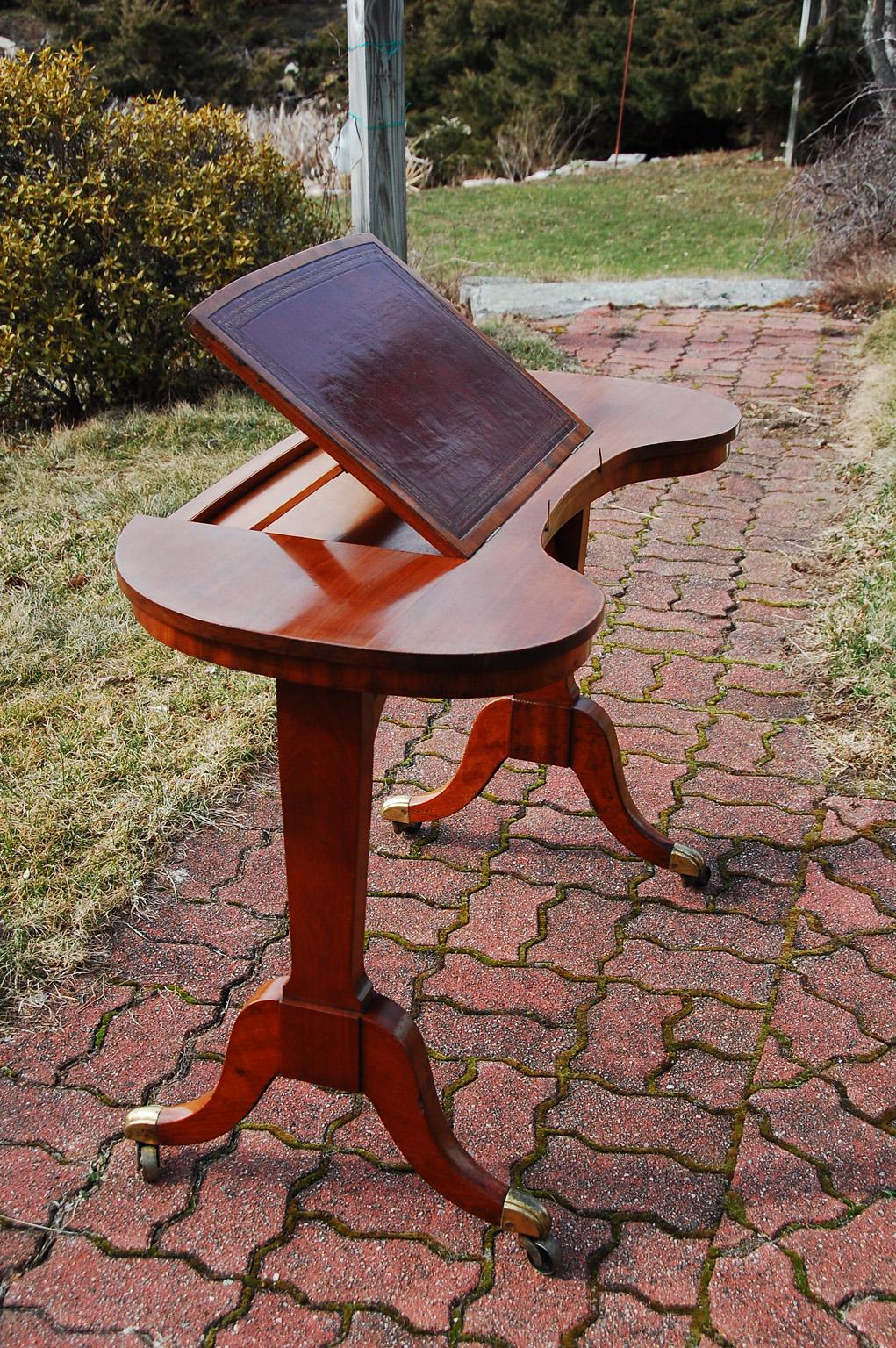Table à écrire en forme de rein en bois de citronnier d'époque Régence anglaise avec incrustation en cuir en vente 1