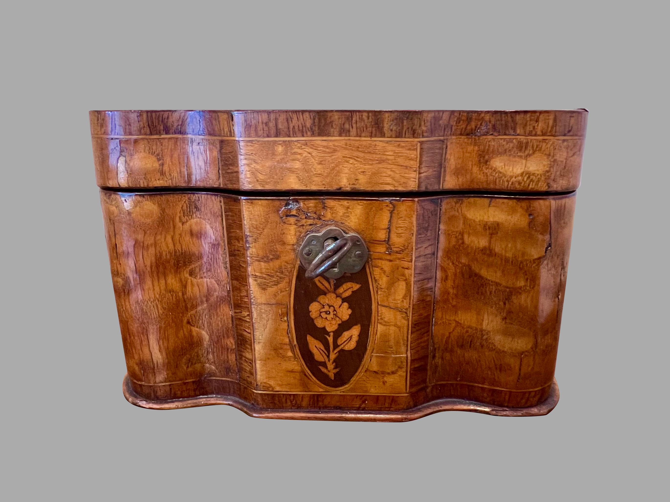 Une belle boîte à thé anglaise en marqueterie de bois de satin, dont le plateau serpentin est incrusté d'un rondeau floral sur un boîtier conforme avec un médaillon floral ovale magnifiquement incrusté. L'intérieur conserve ses compartiments