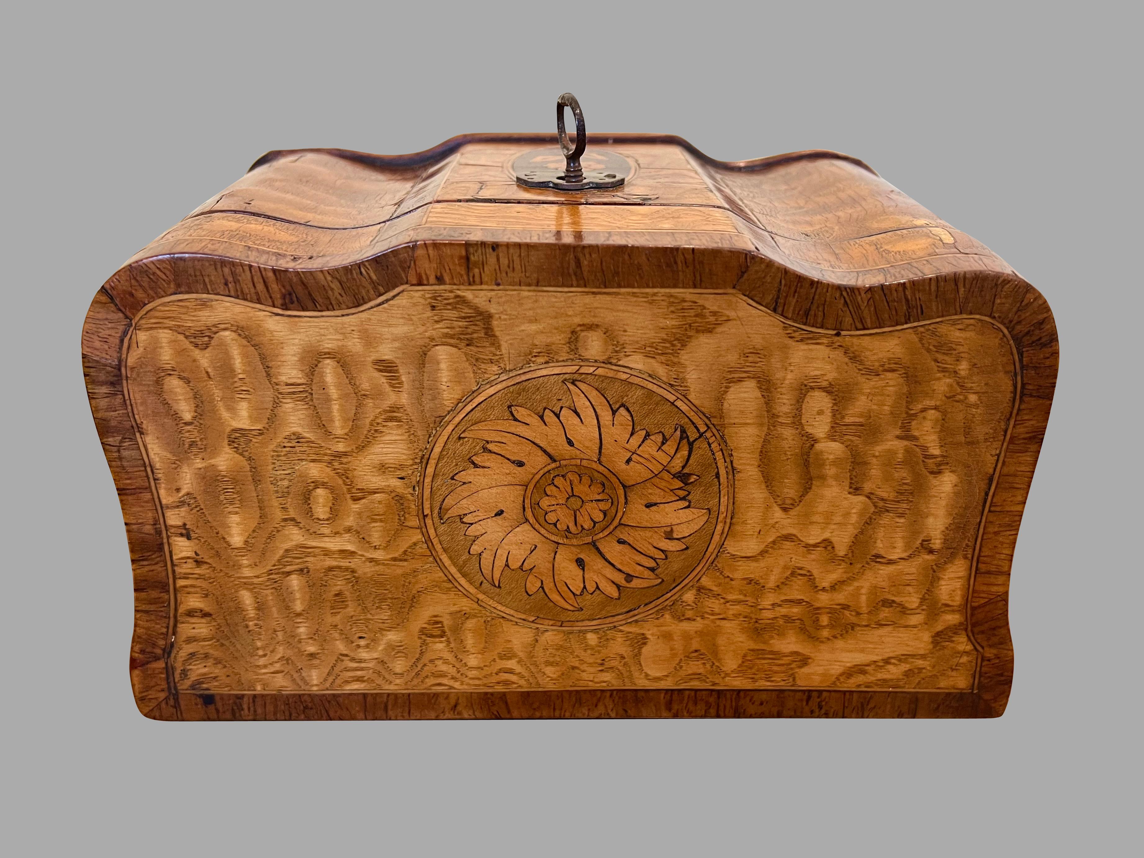 Boîte à thé en forme de serpentin en marqueterie de bois de satin d'époque Régence anglaise Bon état - En vente à San Francisco, CA