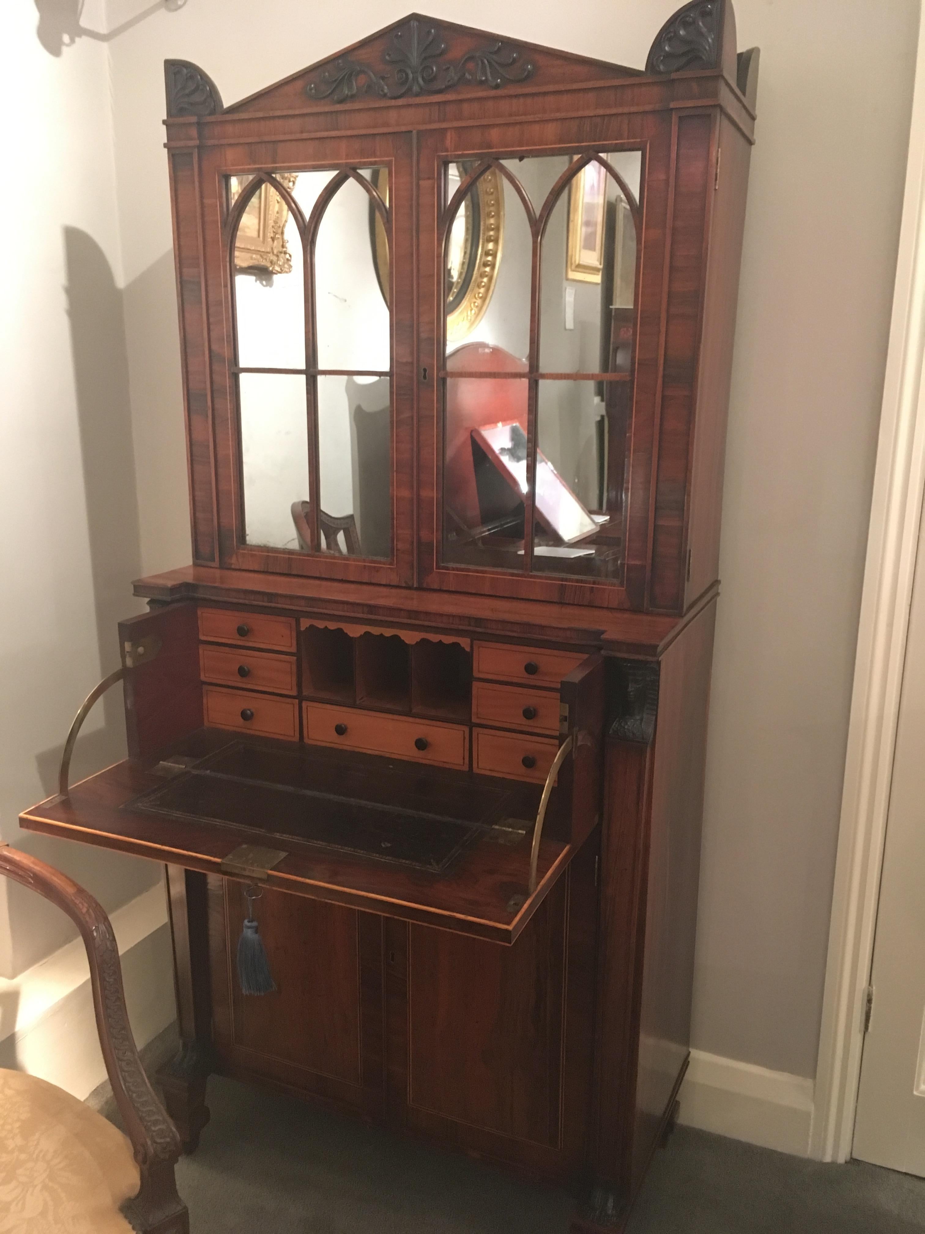 XIXe siècle Cabinet de secrétaire anglais d'époque Régence avec motifs égyptiens en vente