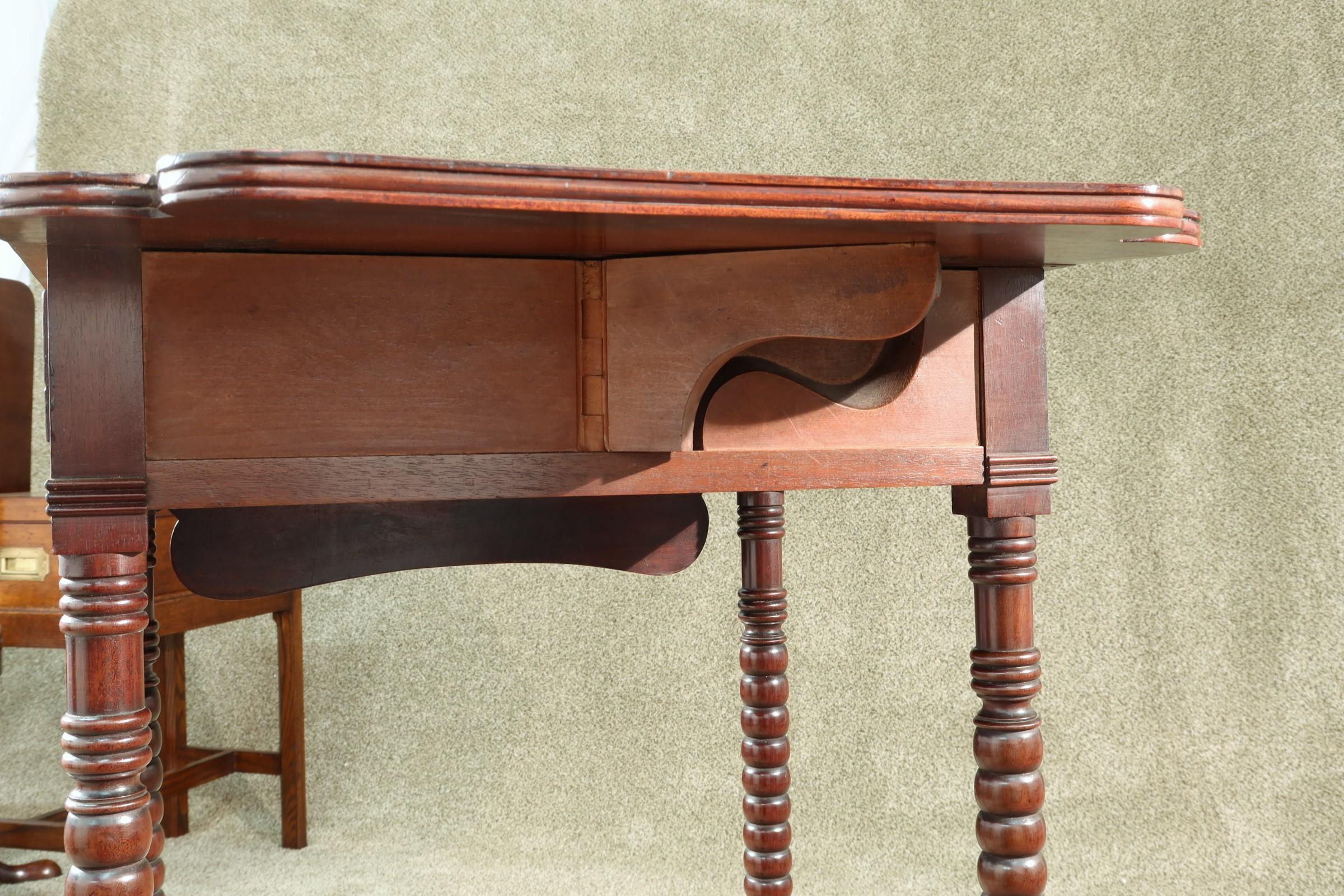 English Regency Period Small Mahogany Drop Leaf Table, circa 1820 In Good Condition For Sale In Barrington, IL
