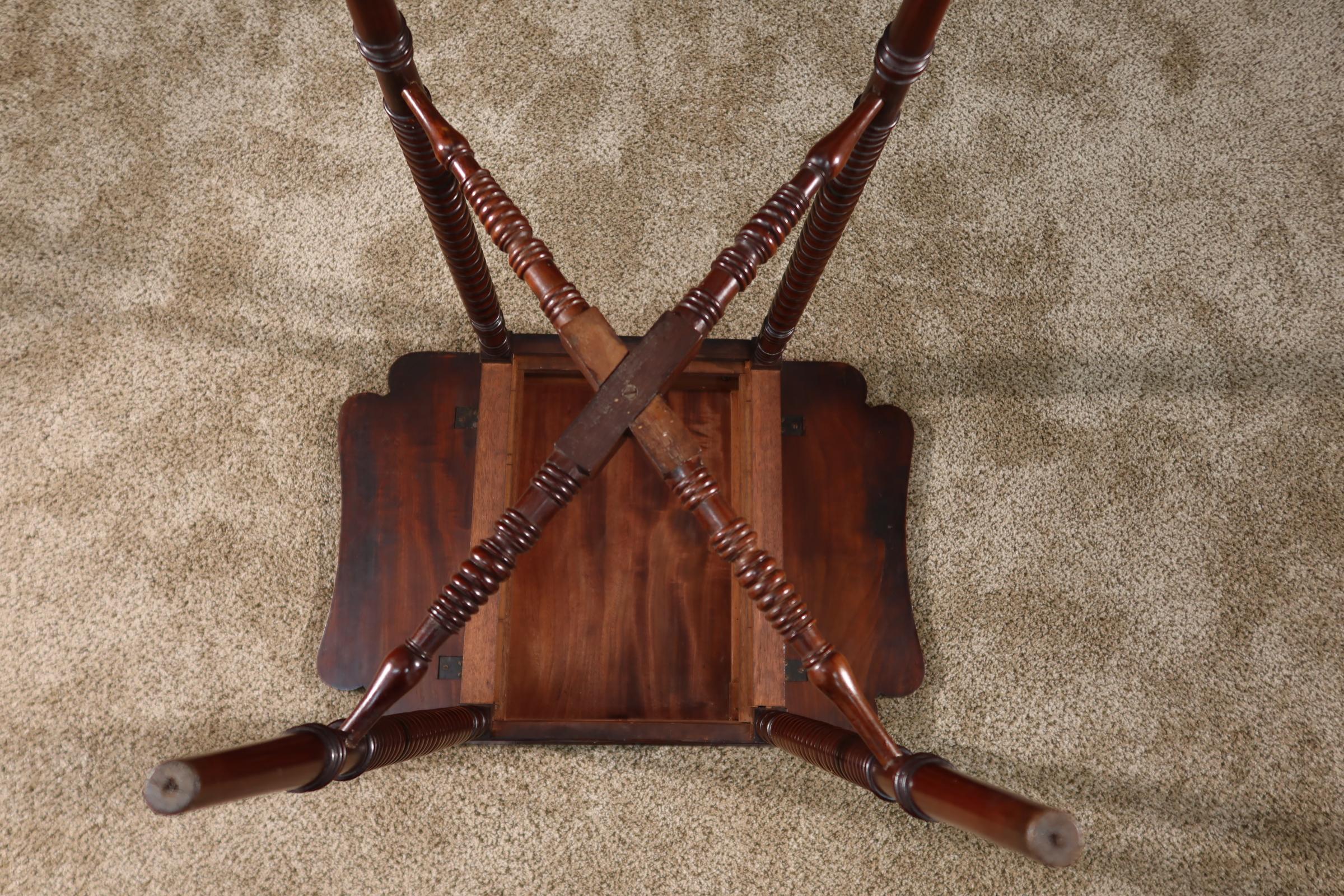 English Regency Period Small Mahogany Drop Leaf Table, circa 1820 For Sale 2