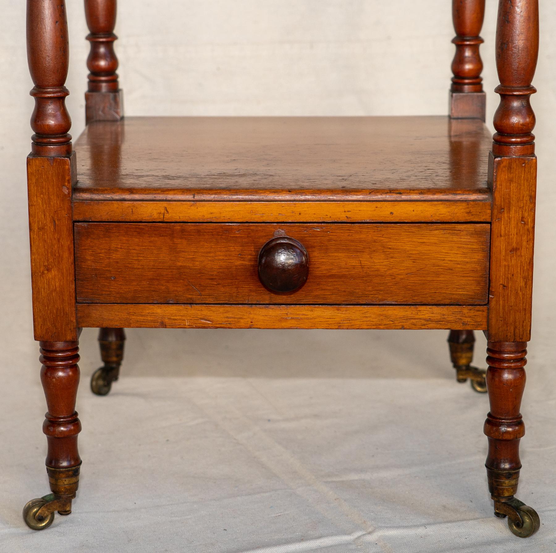 English Regency Period Walnut Four Tier Étagère, Circa 1820 In Distressed Condition For Sale In San Francisco, CA