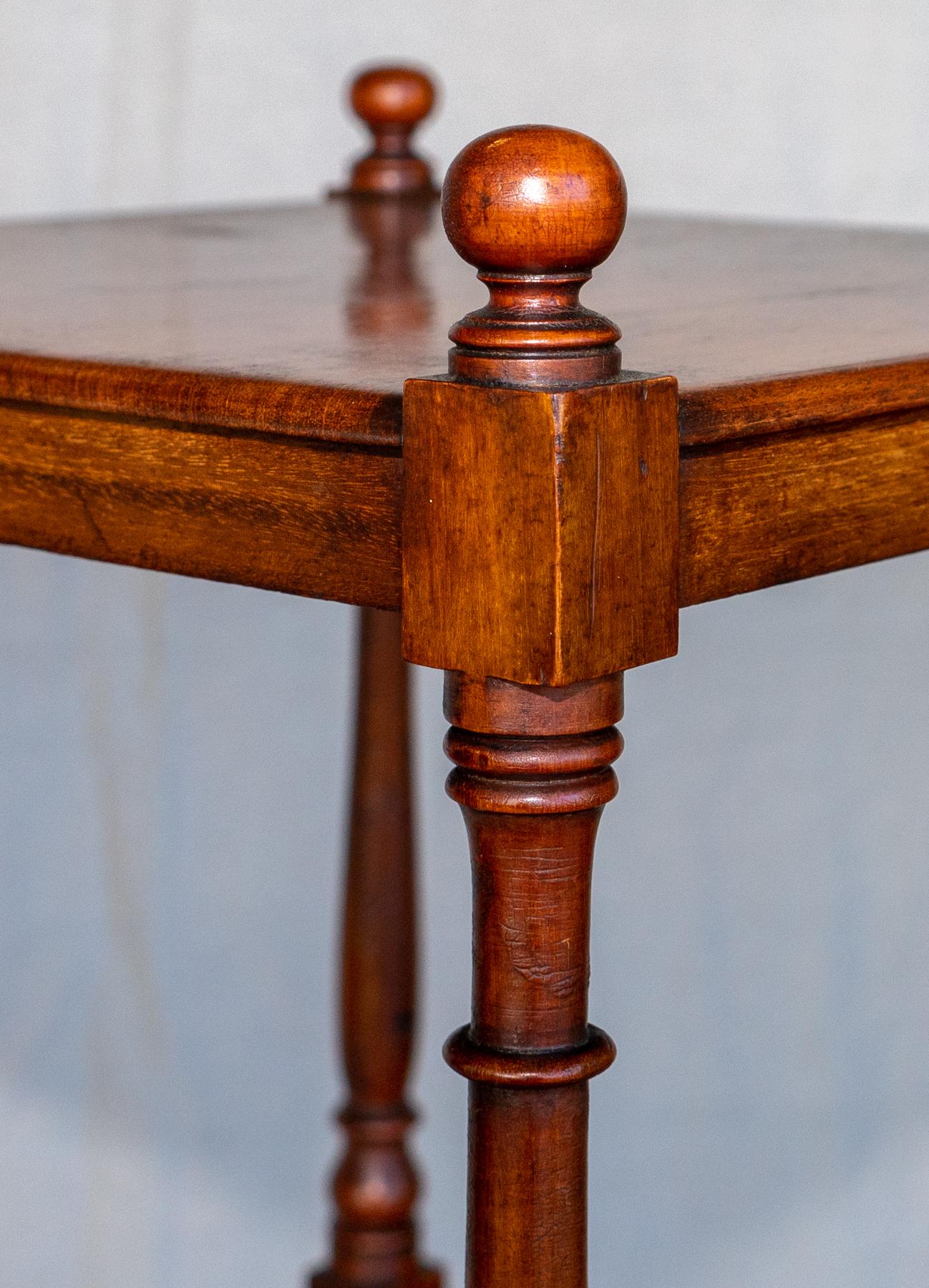 Ottone Étagère a quattro piani in noce del periodo Regency inglese, 1820 circa in vendita