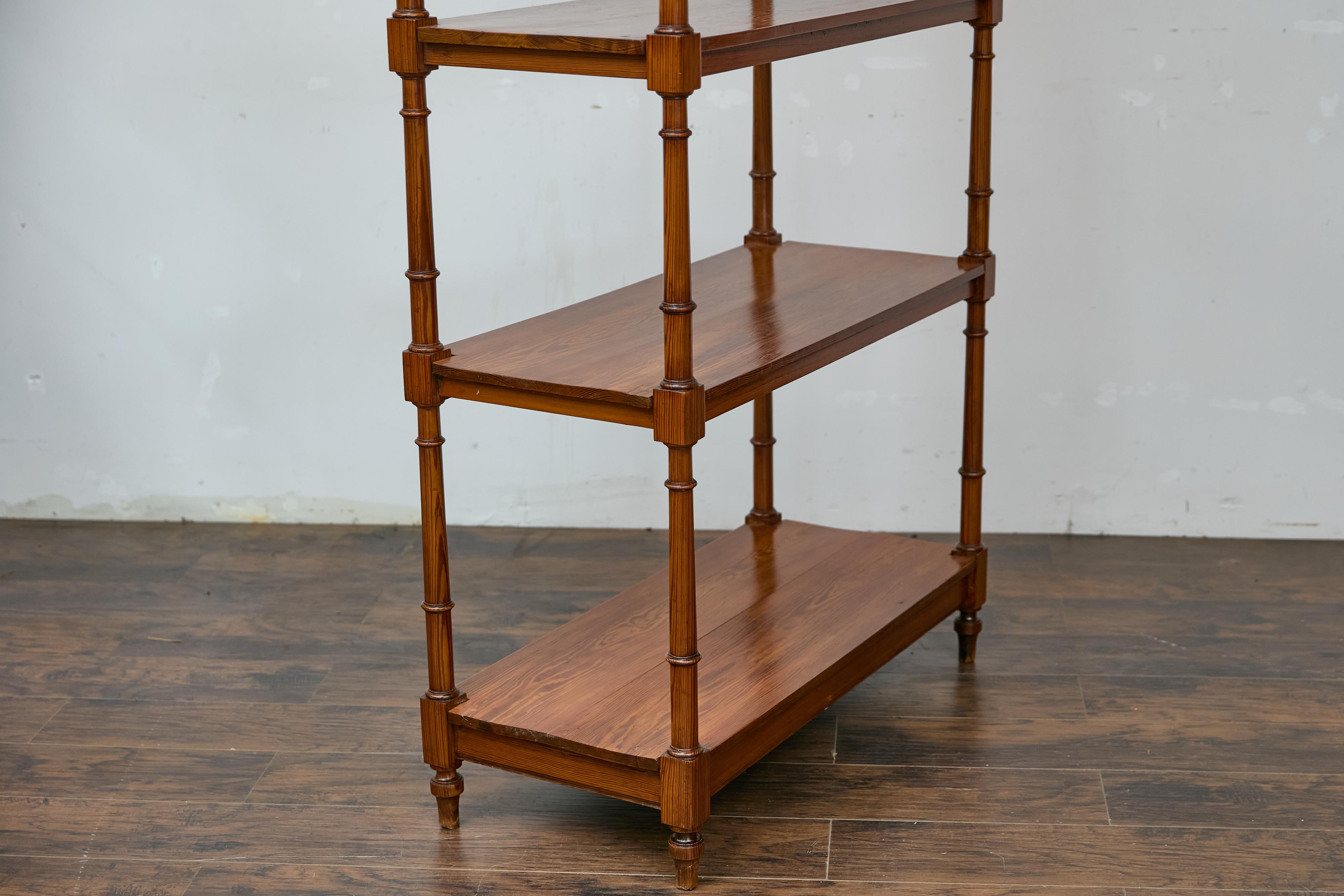 Étagère en pin de style English Regency, début du 19e siècle, quatre étagères, supports tournés en vente 4