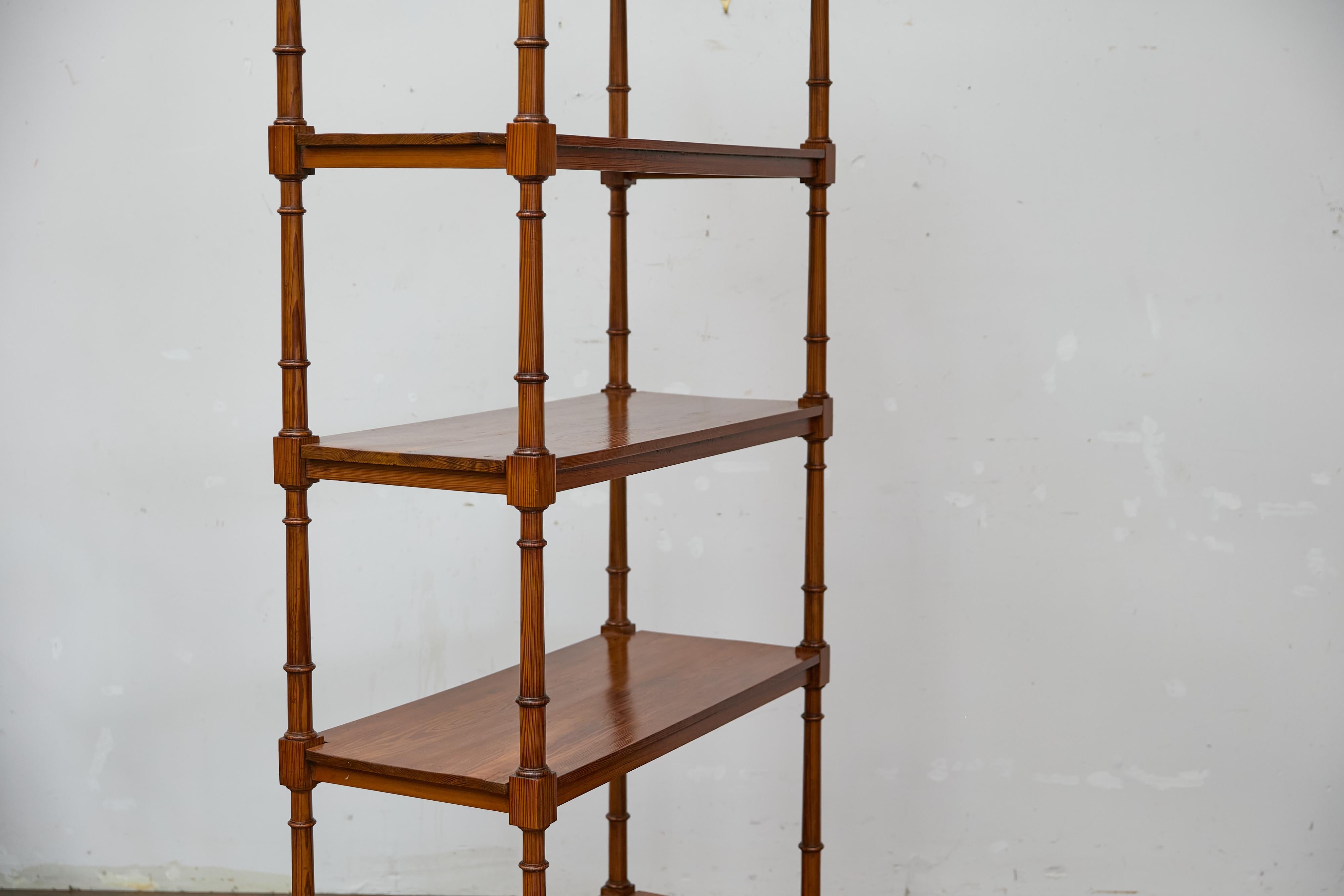 Étagère en pin de style English Regency, début du 19e siècle, quatre étagères, supports tournés en vente 5