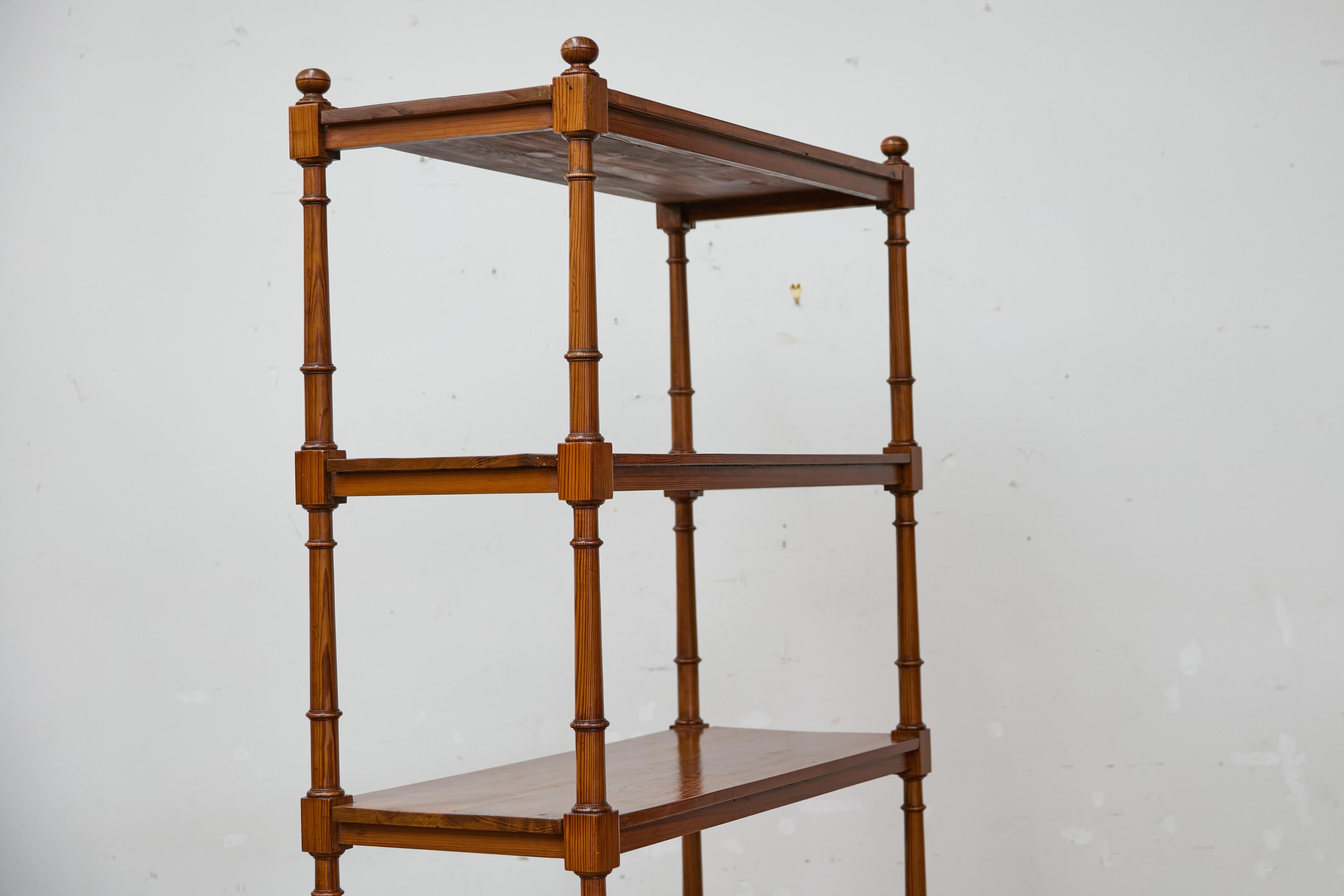 Étagère en pin de style English Regency, début du 19e siècle, quatre étagères, supports tournés en vente 6