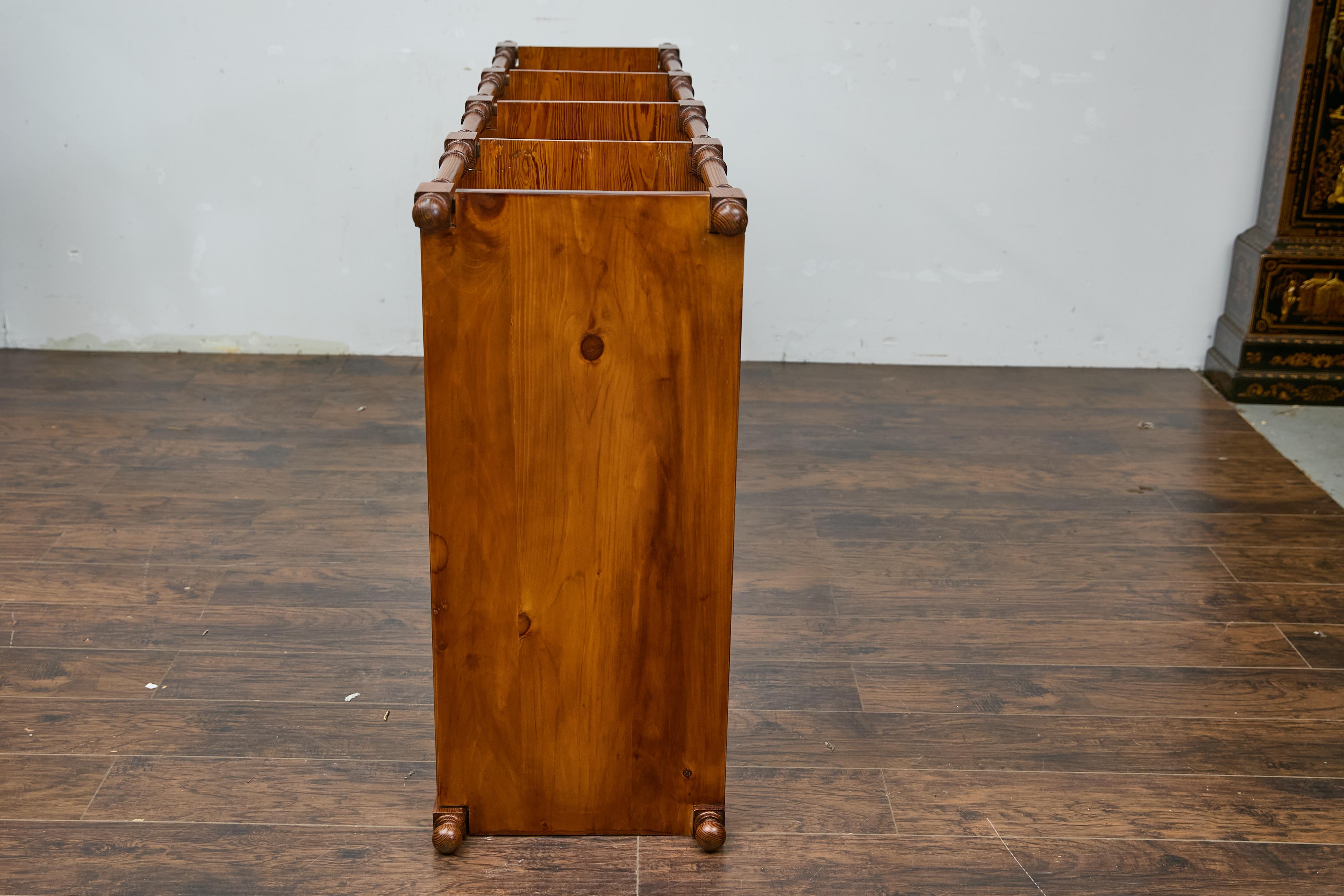 Étagère en pin de style English Regency, début du 19e siècle, quatre étagères, supports tournés en vente 7