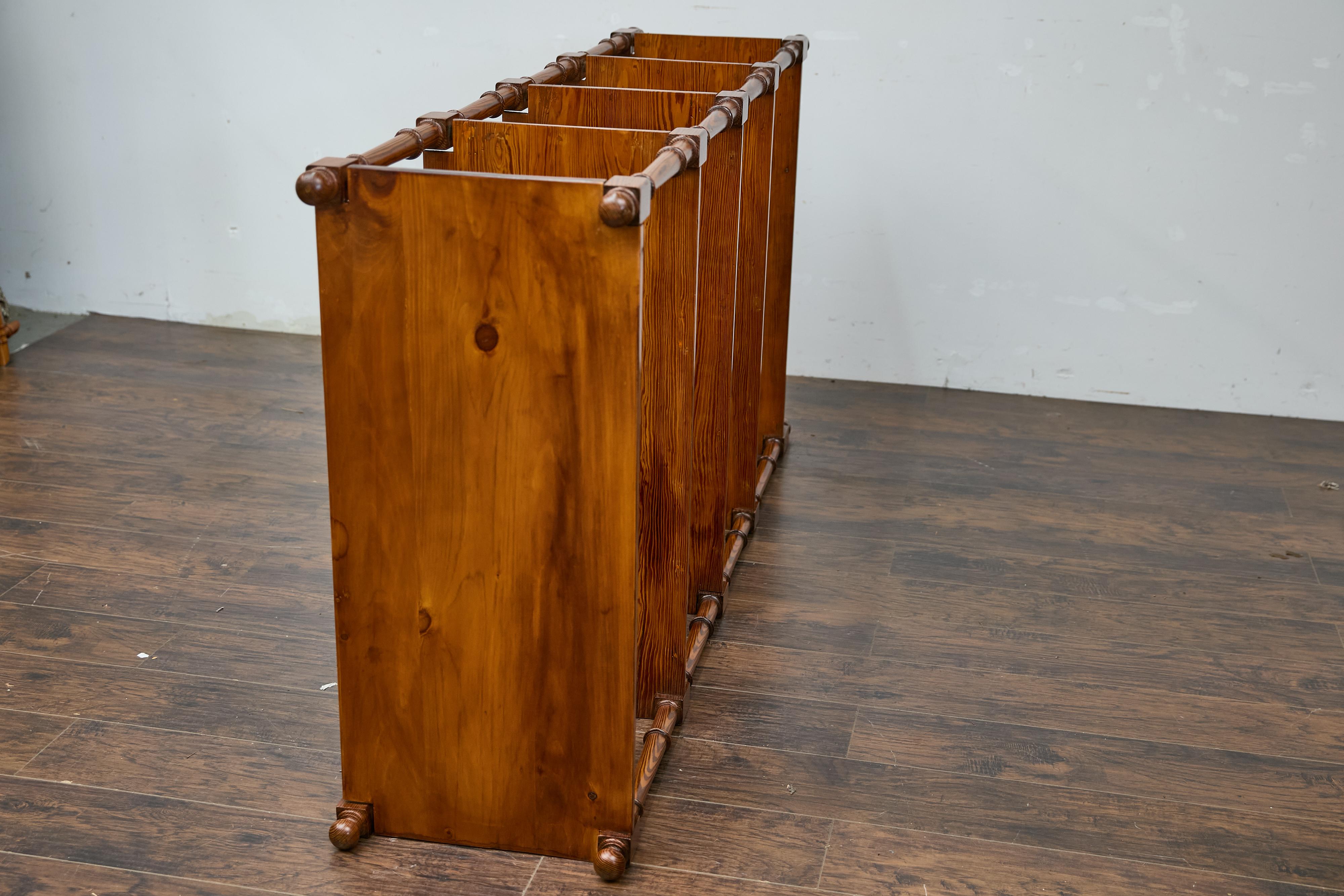 Étagère en pin de style English Regency, début du 19e siècle, quatre étagères, supports tournés en vente 8
