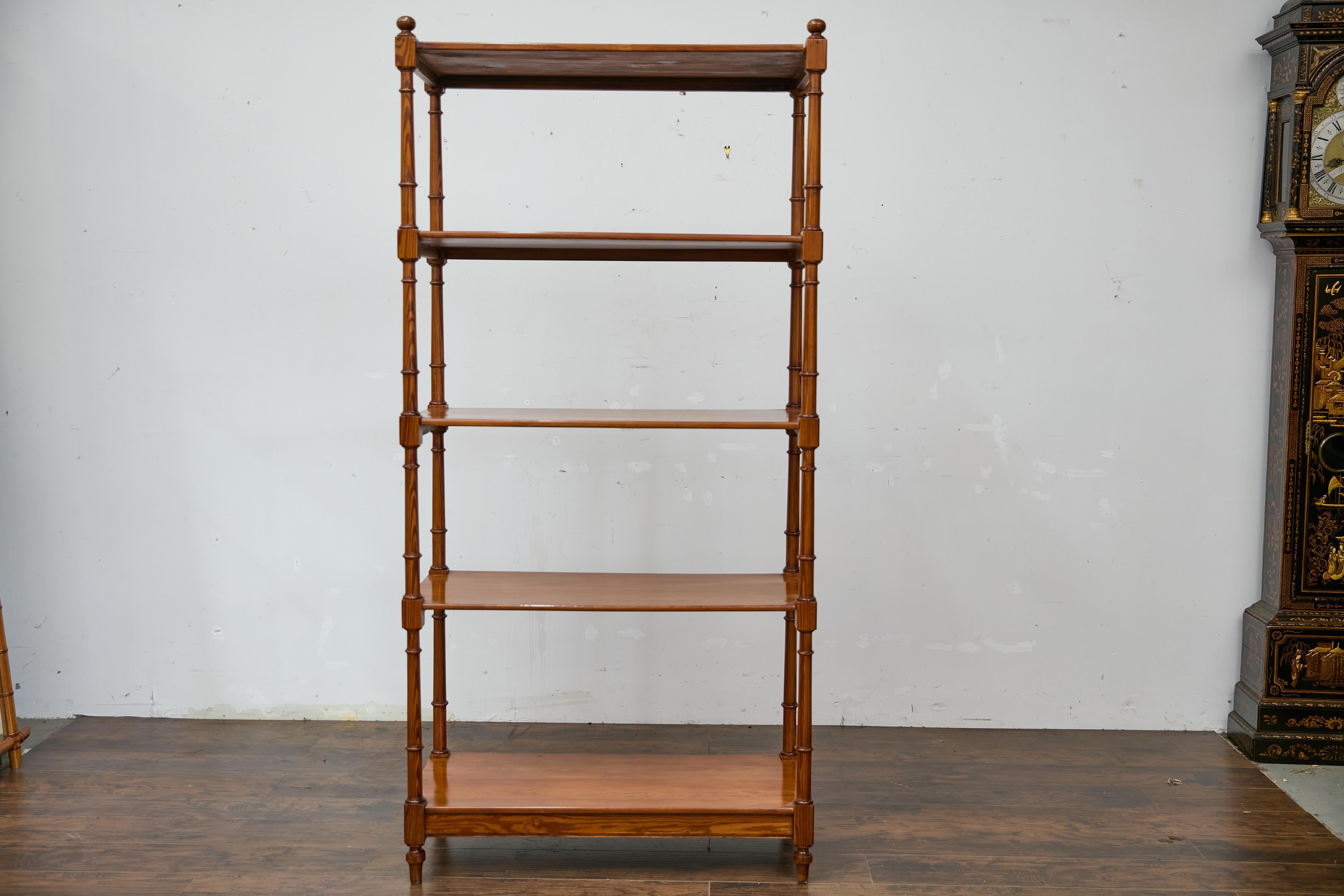Étagère en pin de style English Regency, début du 19e siècle, quatre étagères, supports tournés en vente 10