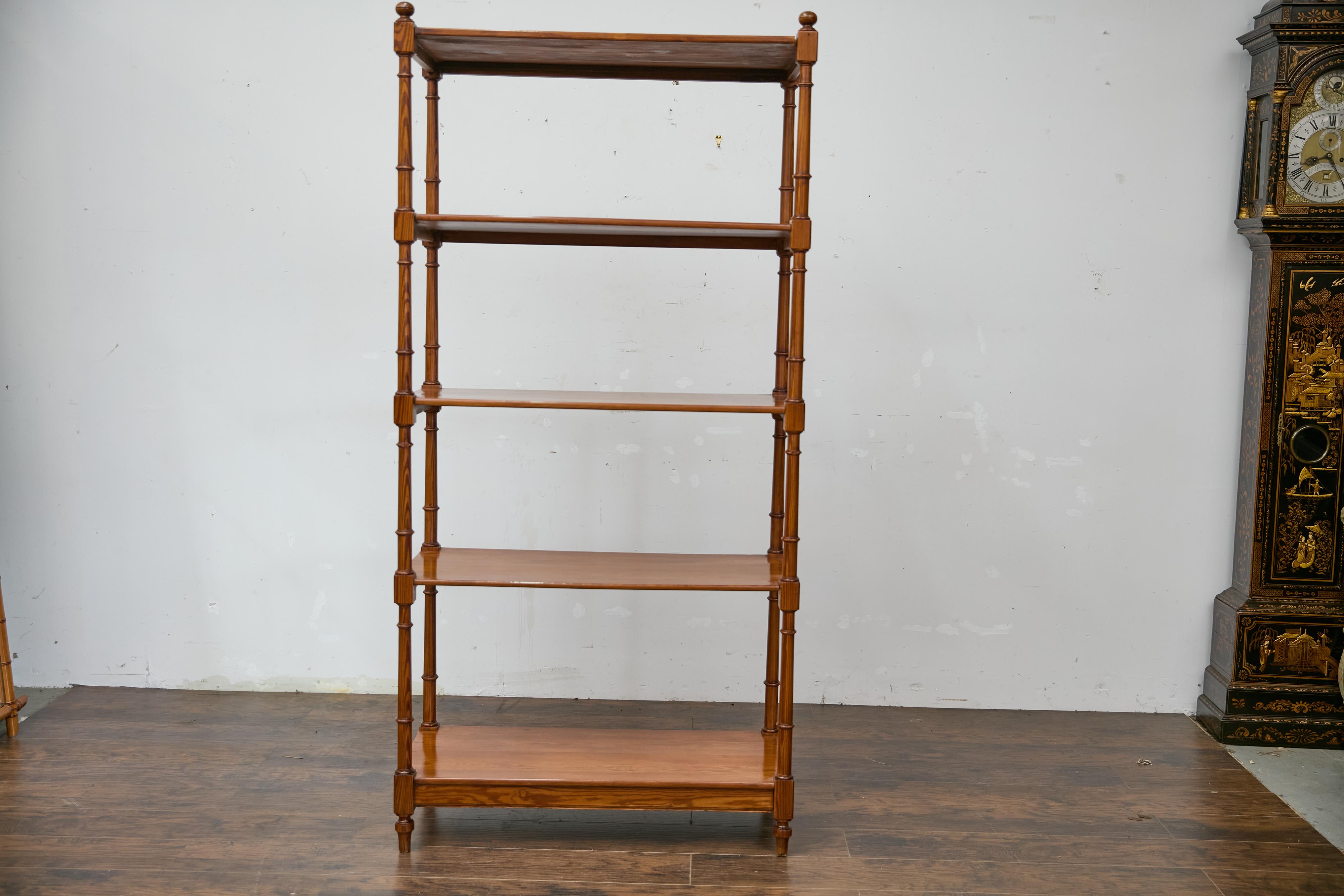 Étagère indépendante en pin d'époque régence anglaise du début du XIXe siècle, avec quatre étagères, des supports tournés et de petits épis de faîtage. Cette étagère autoportante en pin de la période Regency anglaise, datant du début du XIXe siècle,