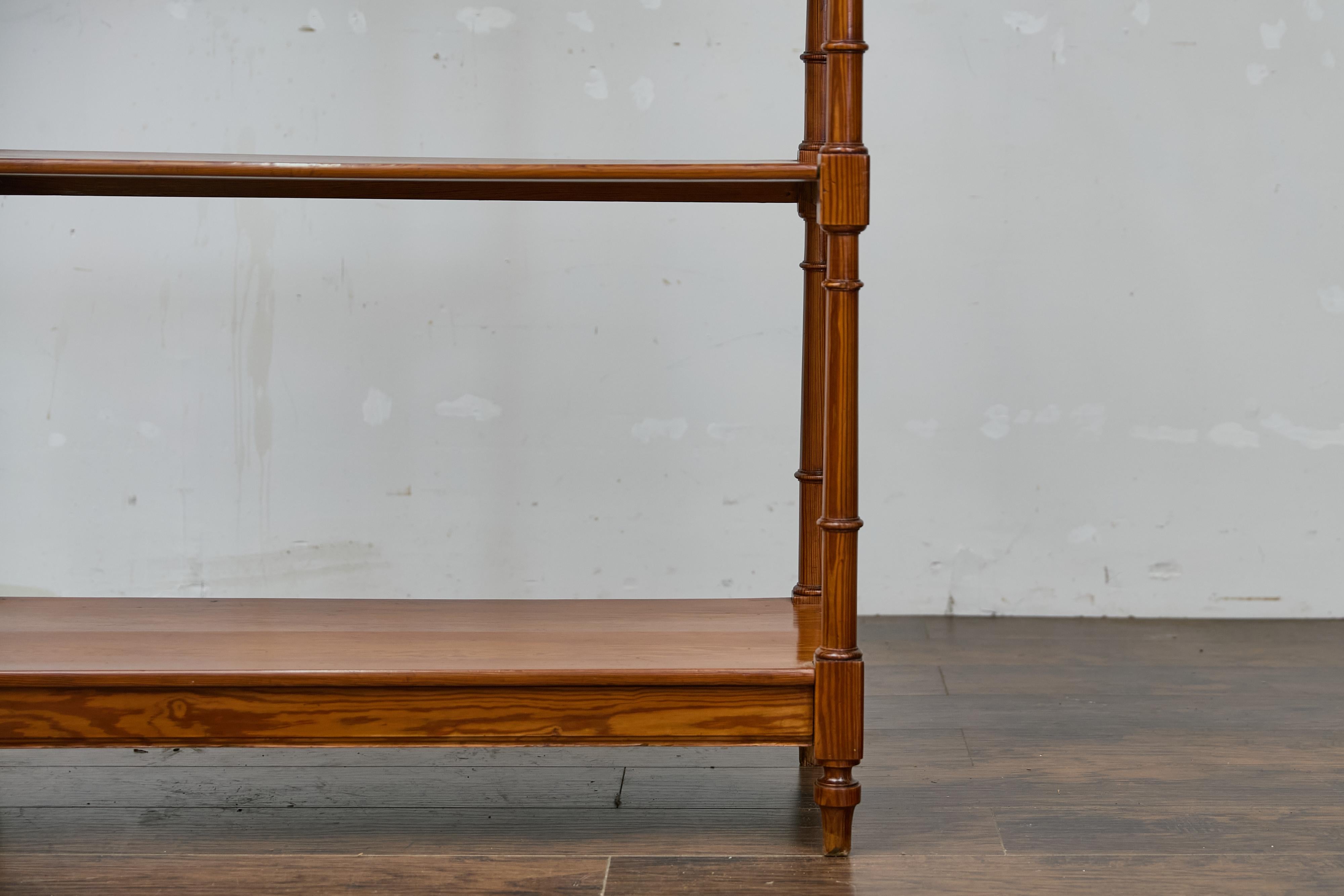 Anglais Étagère en pin de style English Regency, début du 19e siècle, quatre étagères, supports tournés en vente