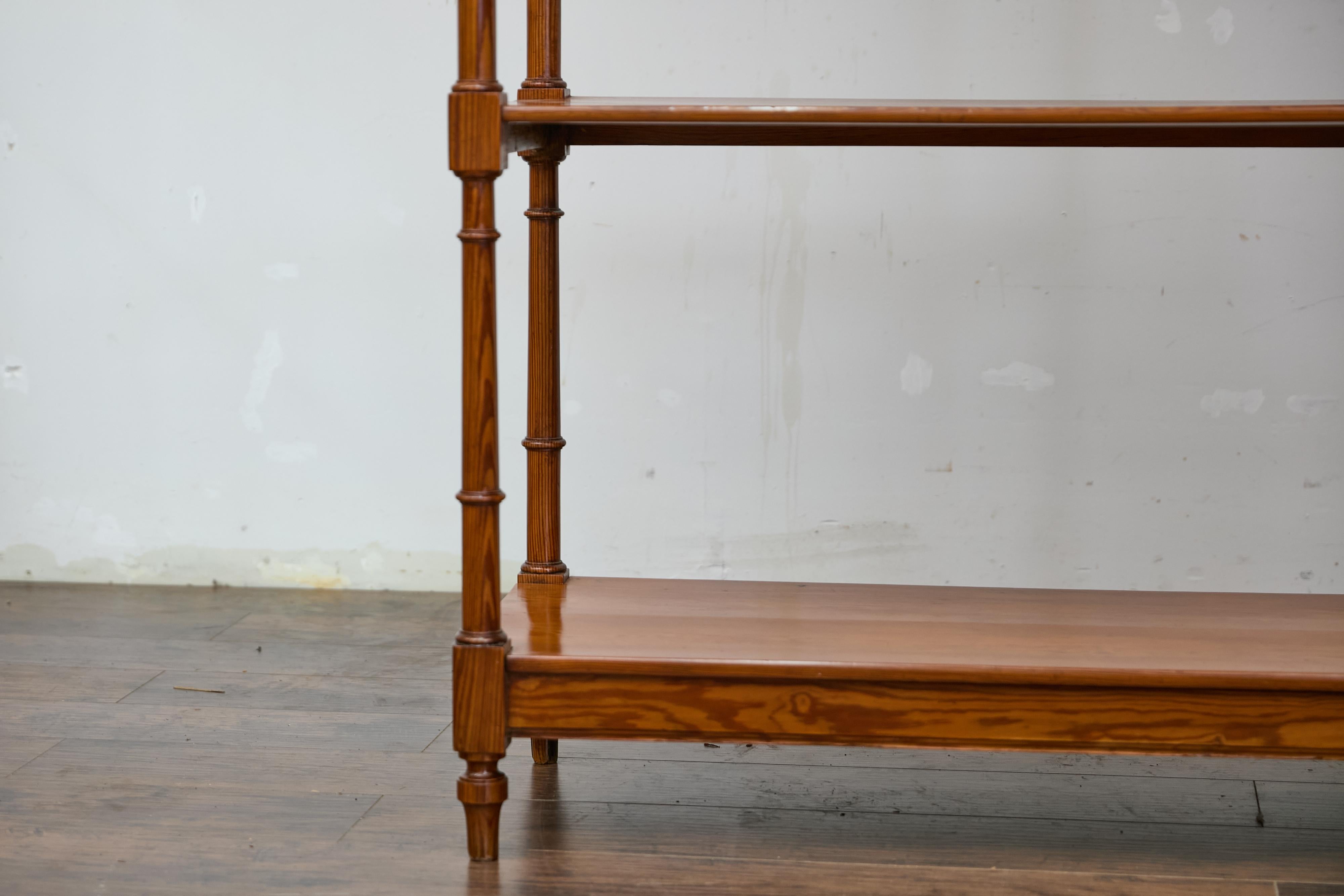 Étagère en pin de style English Regency, début du 19e siècle, quatre étagères, supports tournés Bon état - En vente à Atlanta, GA