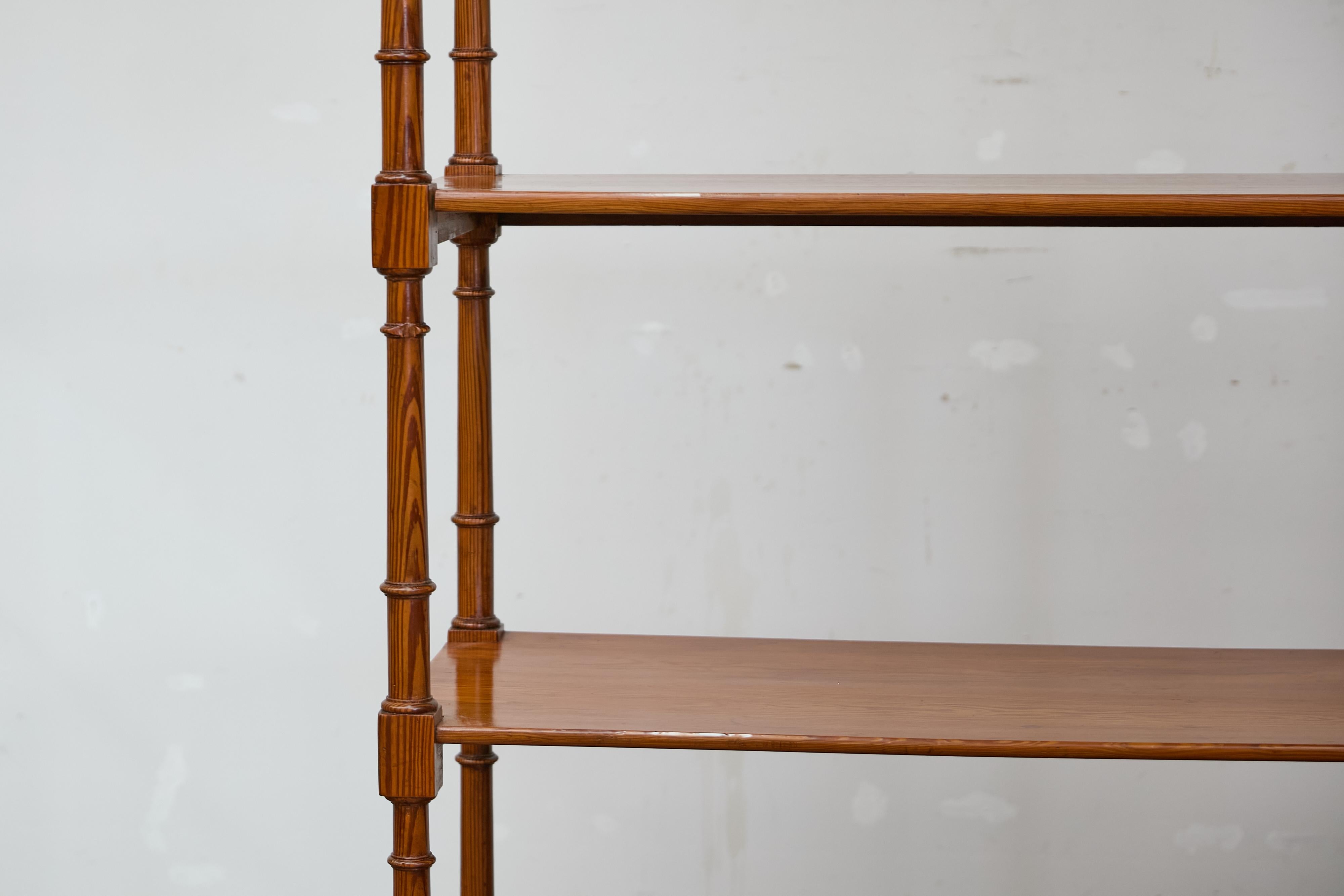 XIXe siècle Étagère en pin de style English Regency, début du 19e siècle, quatre étagères, supports tournés en vente