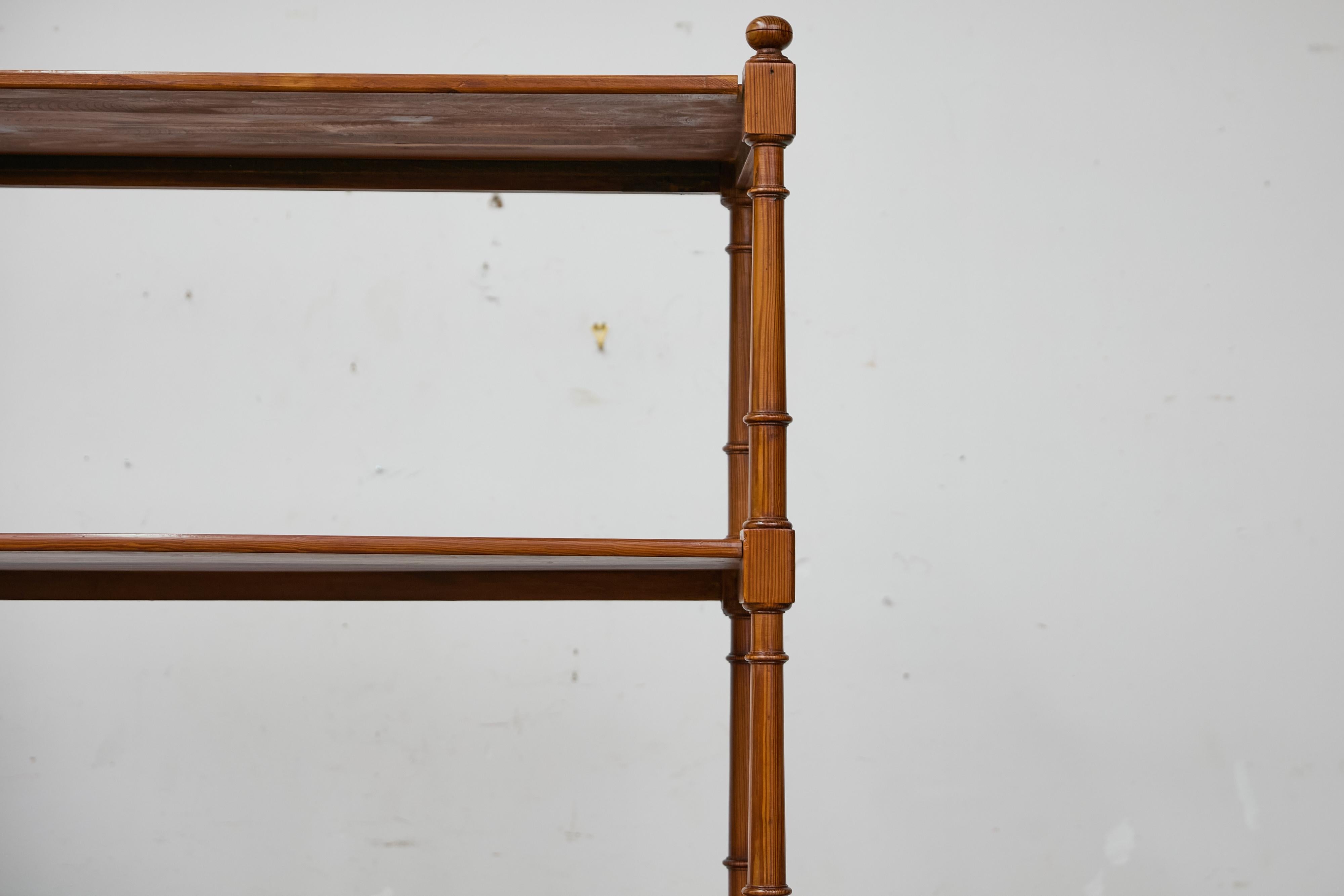 Pin Étagère en pin de style English Regency, début du 19e siècle, quatre étagères, supports tournés en vente