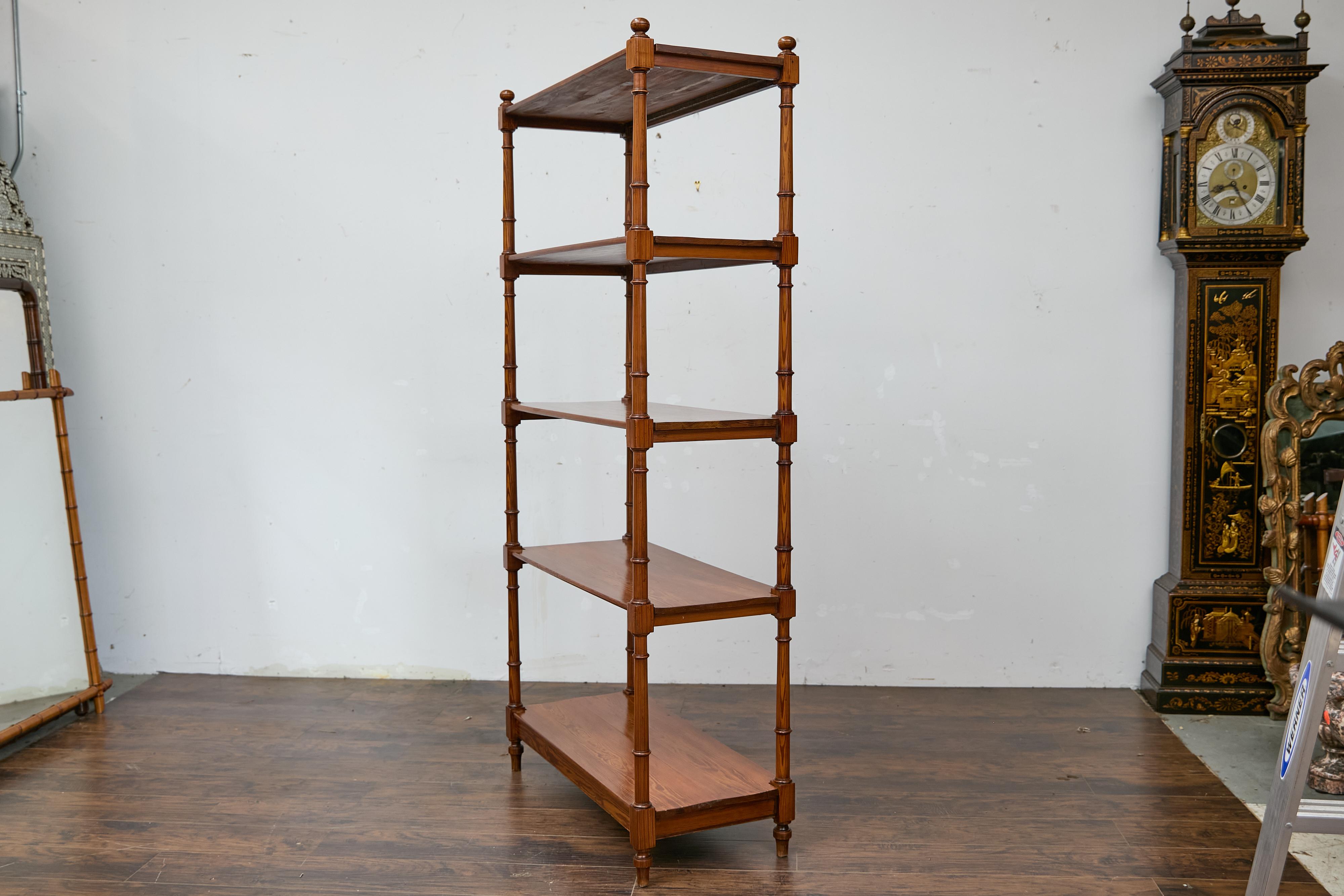 Étagère en pin de style English Regency, début du 19e siècle, quatre étagères, supports tournés en vente 1