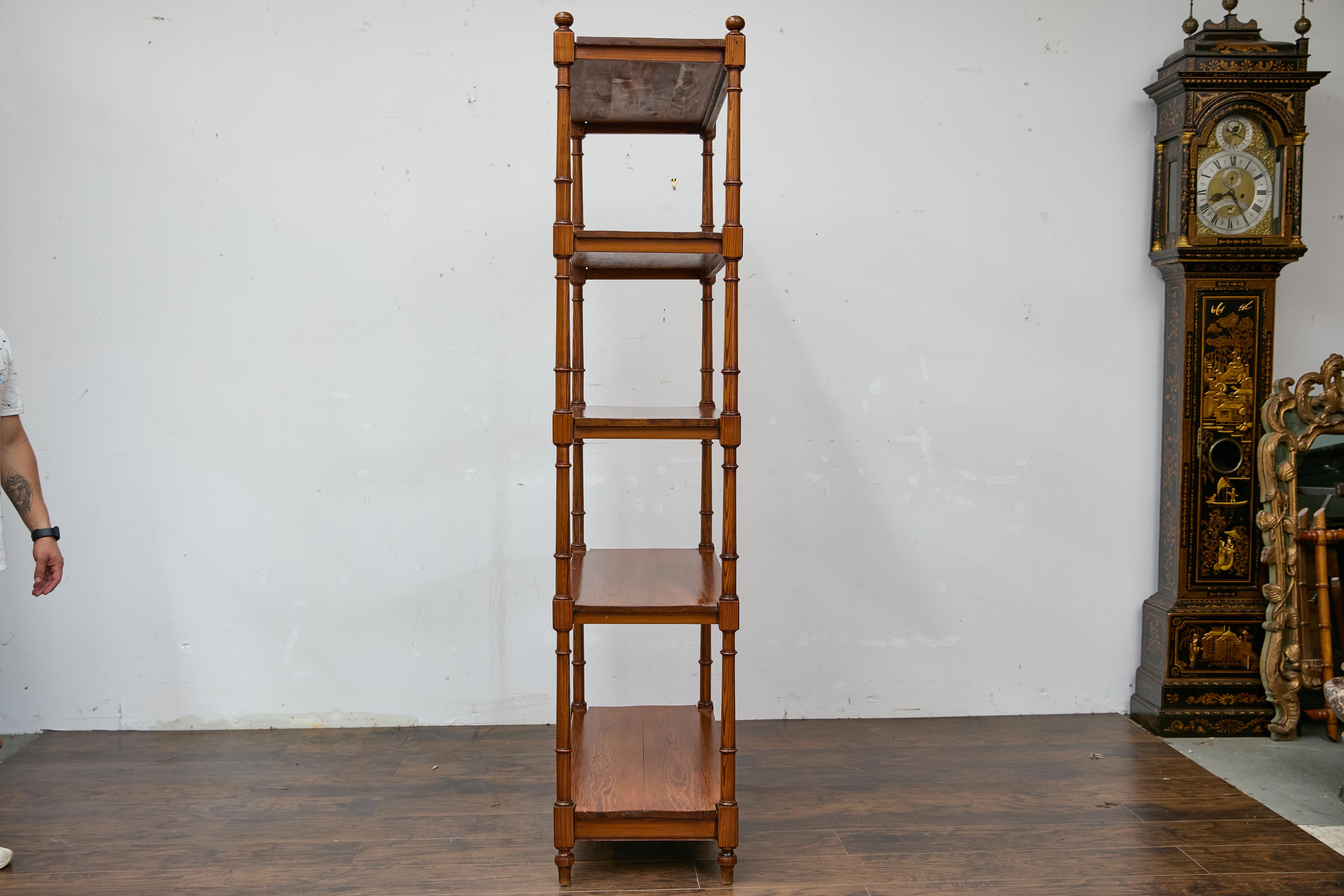 Étagère en pin de style English Regency, début du 19e siècle, quatre étagères, supports tournés en vente 2