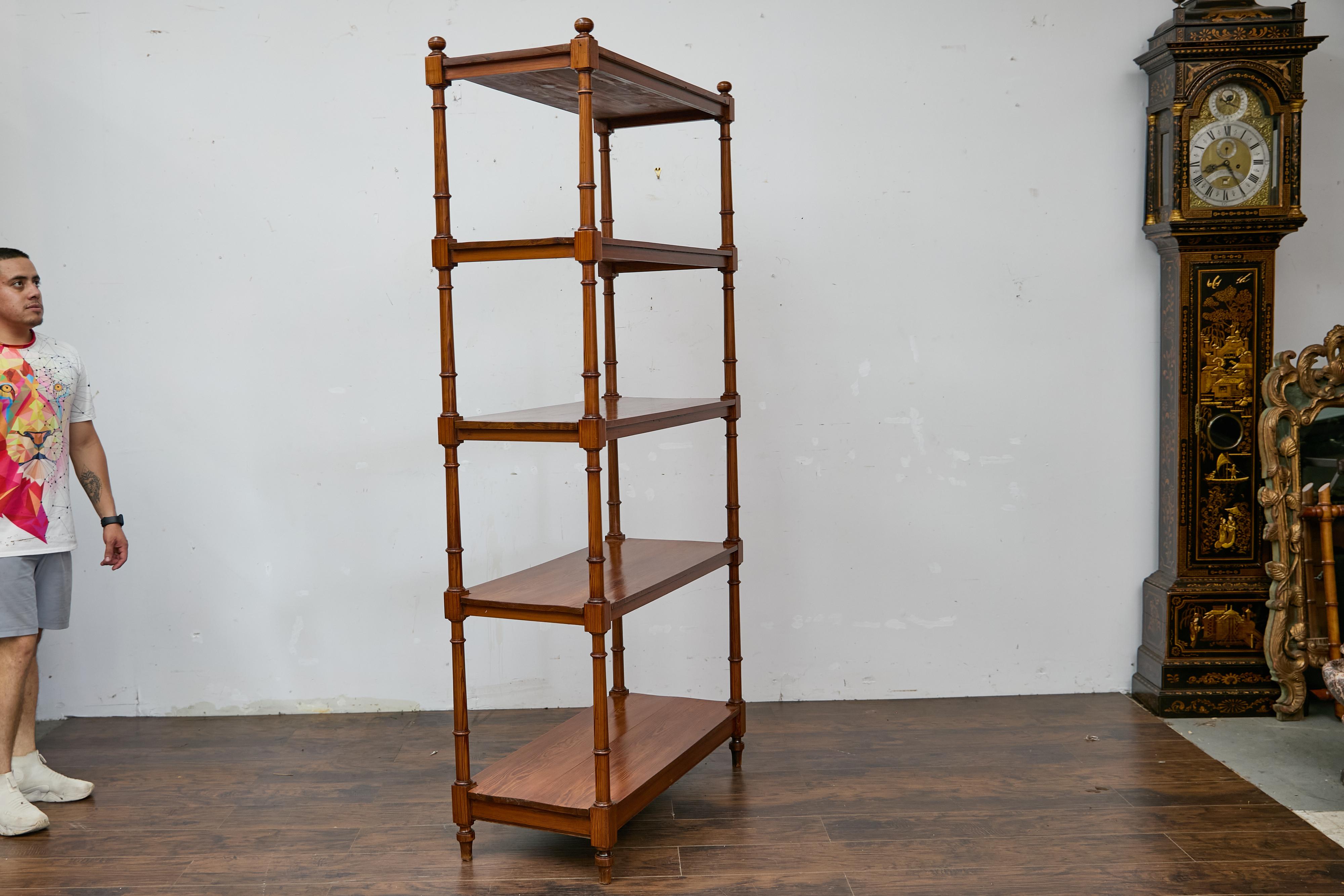 Étagère en pin de style English Regency, début du 19e siècle, quatre étagères, supports tournés en vente 3