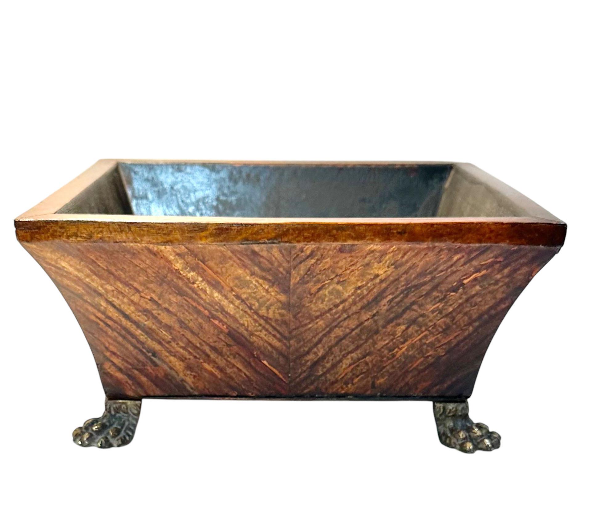 Ein stattlicher und eleganter englischer Regency-Pflanztopf aus der Zeit um 1820 mit reichem Palisanderfurnier und auffälligen Löwentatzenfüßen aus Bronze. Die klassische rechteckige Form wird durch die feine Handwerkskunst und die anmutigen