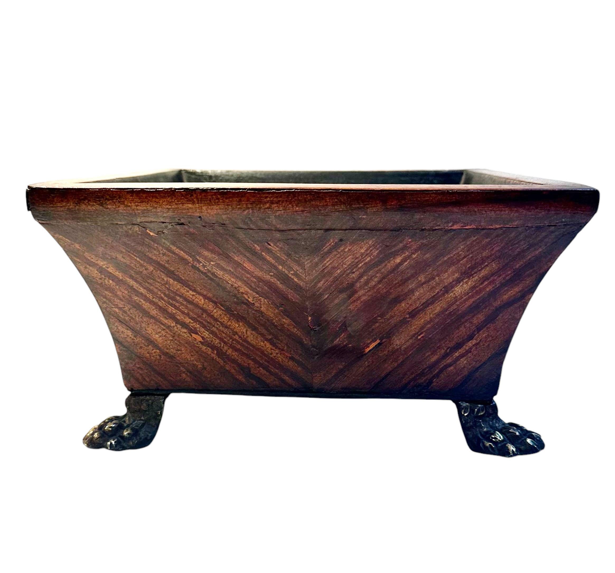 Englischer Regency-Pflanzkübel mit bronzenen Löwentatzenfüßen (Bronze) im Angebot