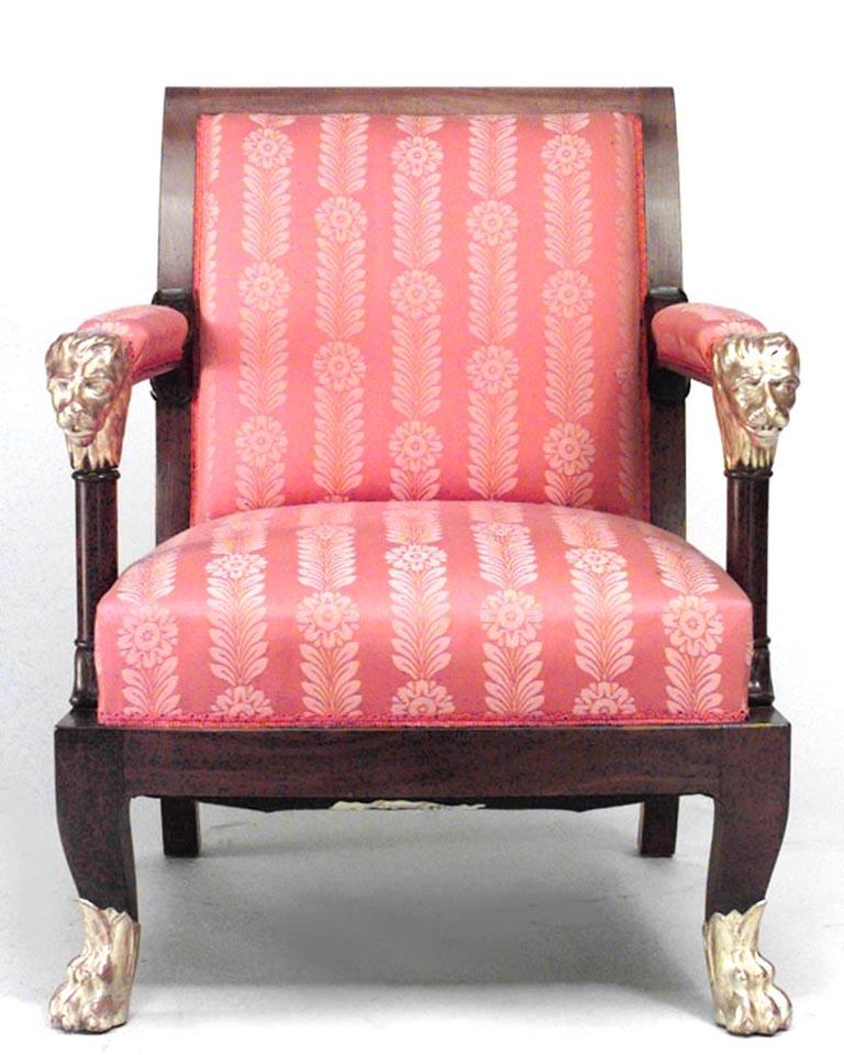 Zwei englische Sessel im Regency-Stil des 19. Jahrhunderts aus Mahagoni und vergoldetem Löwe mit quadratischer Rückenlehne und roter Polsterung.