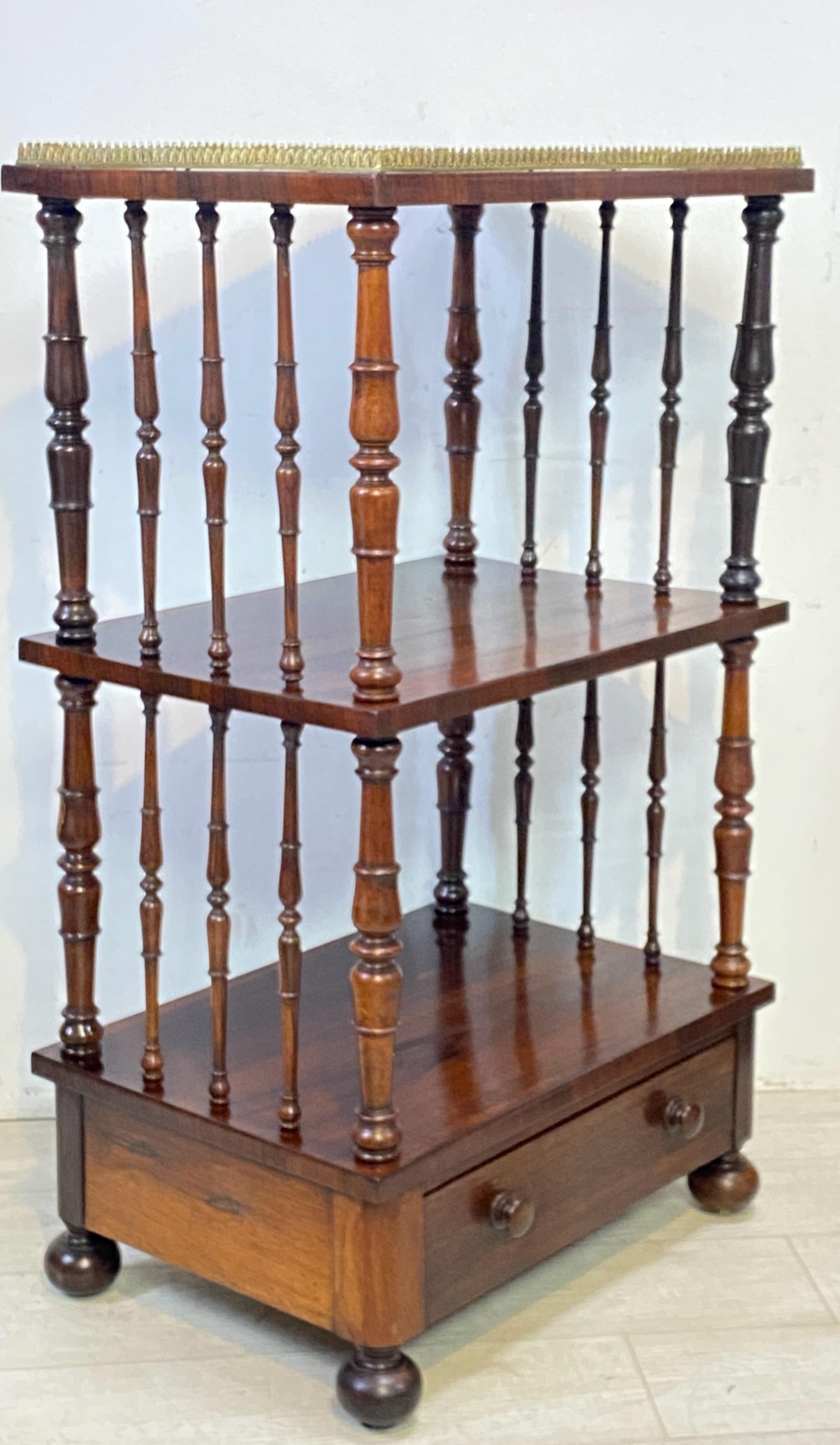 Anglais Table de service silencieuse en palissandre et noyer de style Régence anglaise vers 1830 en vente
