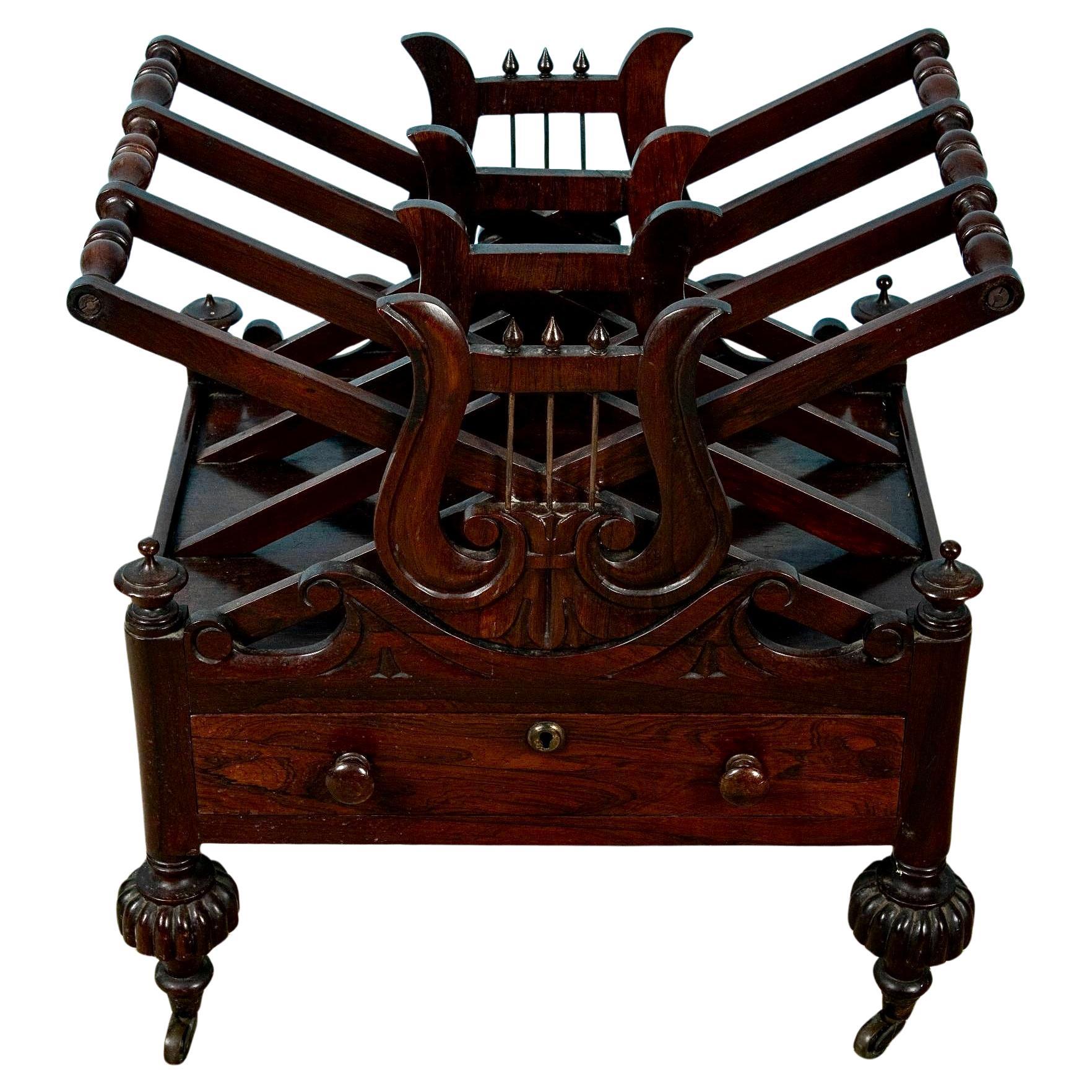 Questo Canterbury in legno di palissandro, unico nel suo genere all'inizio del XIX secolo, è stato progettato per contenere e organizzare oggetti come spartiti, riviste o giornali. Presenta una divisione o doghe in legno a forma di X per mantenere