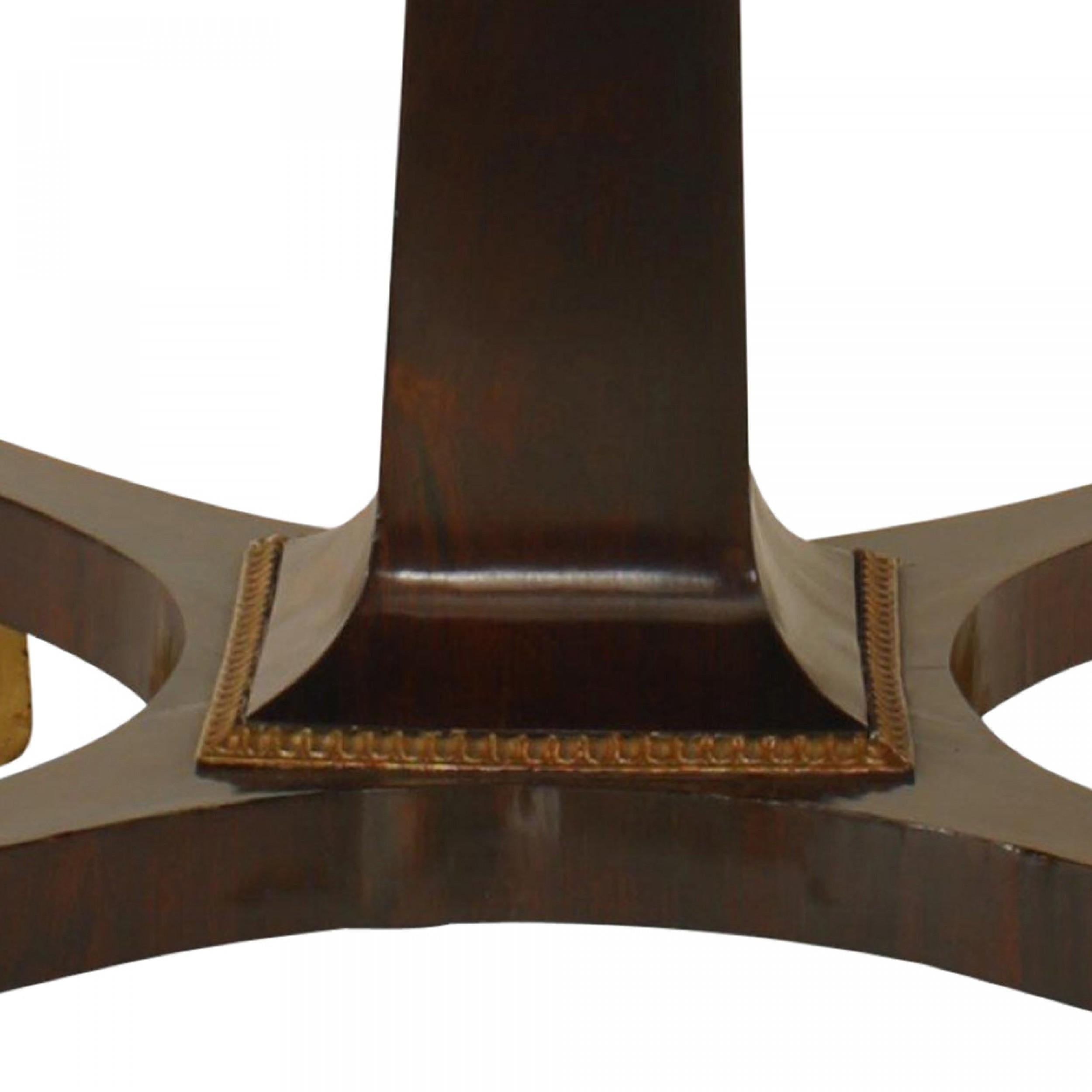 Britannique Table centrale de style Régence anglaise en bois de rose avec pieds en pattes dorées en vente