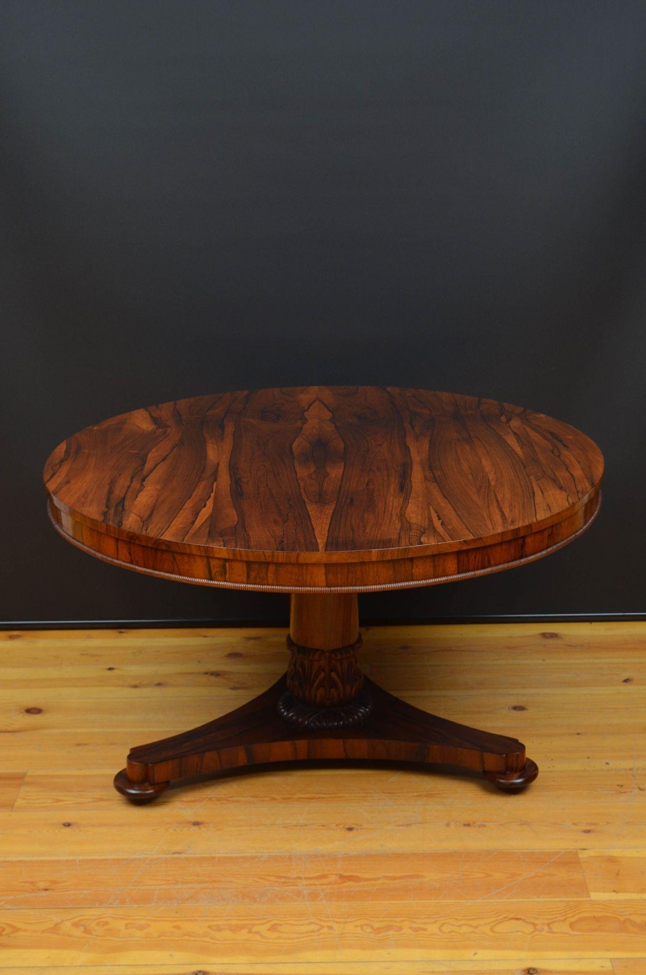 Sn5606 Table centrale à plateau basculant en bois de rose, de style Régence, avec un grain exceptionnel sur le plateau et un bord de frise en quart de perle, reposant sur une colonne fuselée avec un chapiteau sculpté de feuilles d'acanthe et un