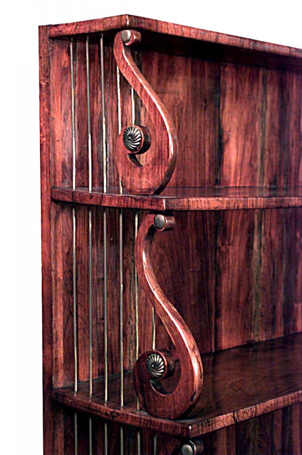 Chiffoniere inglese Regency (inizio del XIX secolo) in legno di palissandro montato in bronzo con 3 livelli graduali sopra una coppia di porte a griglia fiancheggiate da pilastri a testa egiziana su piedi ad artiglio.