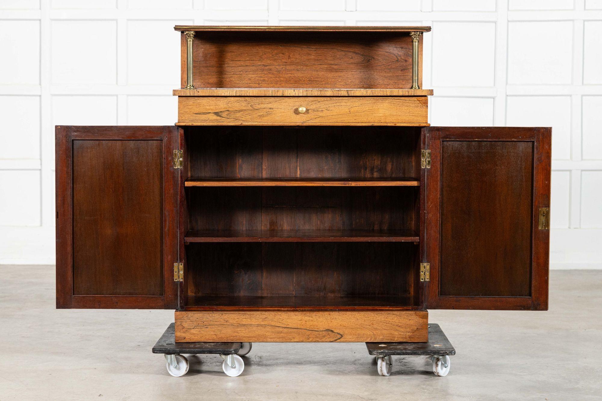 circa 1800
Chiffoniere inglese Regency in palissandro
sku 2095
W89 x D35 x H110 cm
Profondità interna del ripiano 26 cm
Peso 22Kg