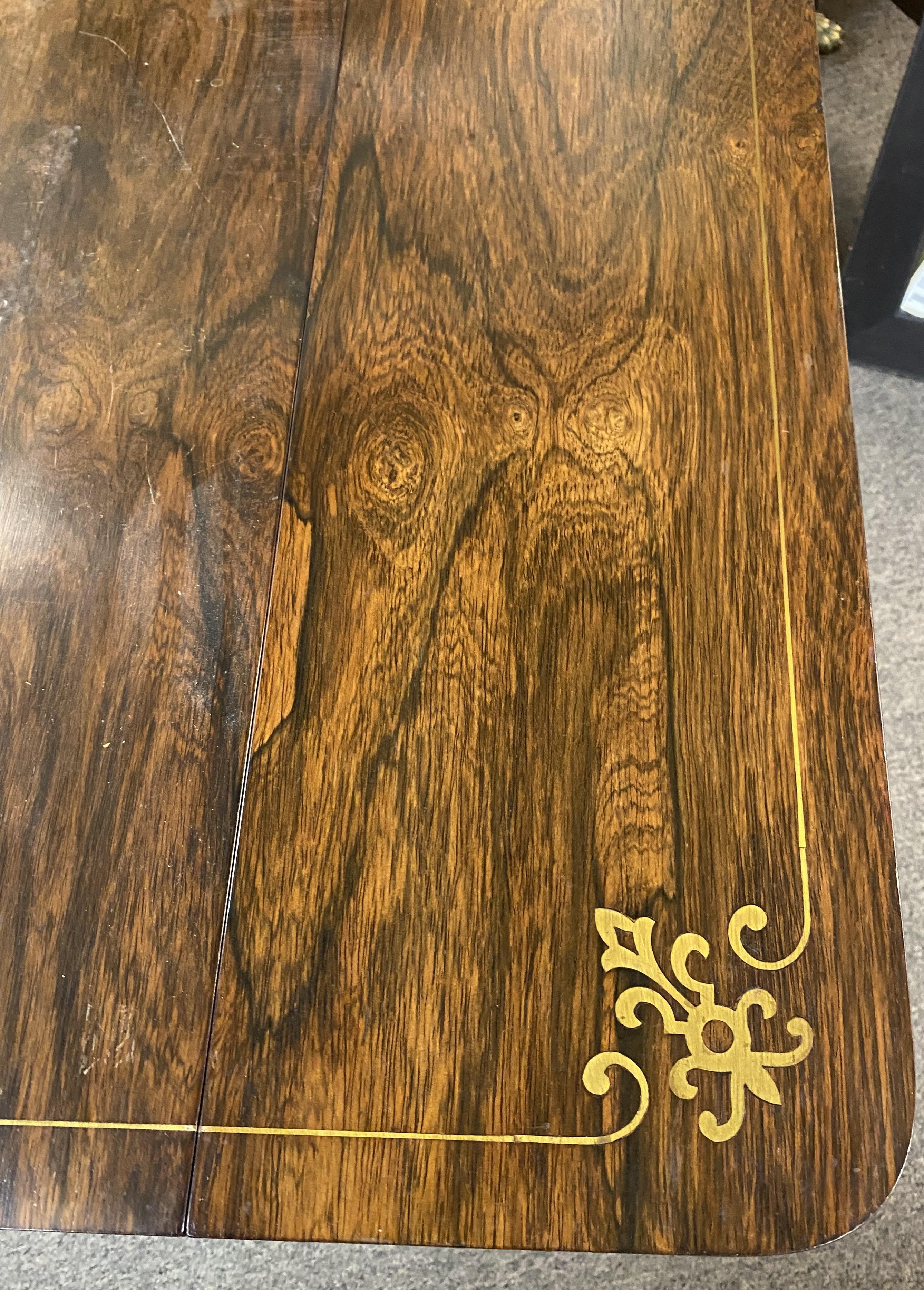 Table centrale Regency anglaise en bois de rose avec incrustation en laiton en vente 3
