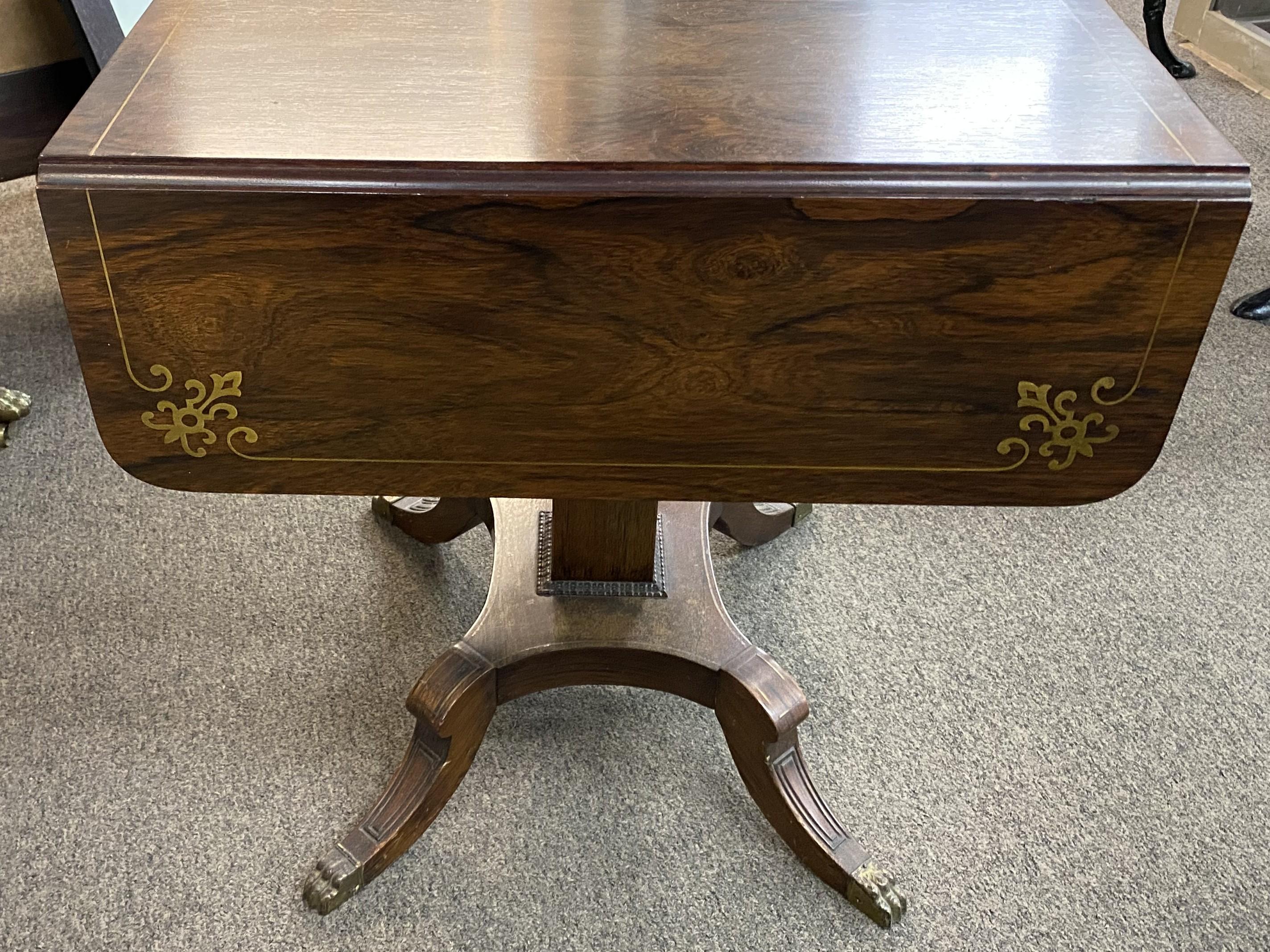 Anglais Table centrale Regency anglaise en bois de rose avec incrustation en laiton en vente